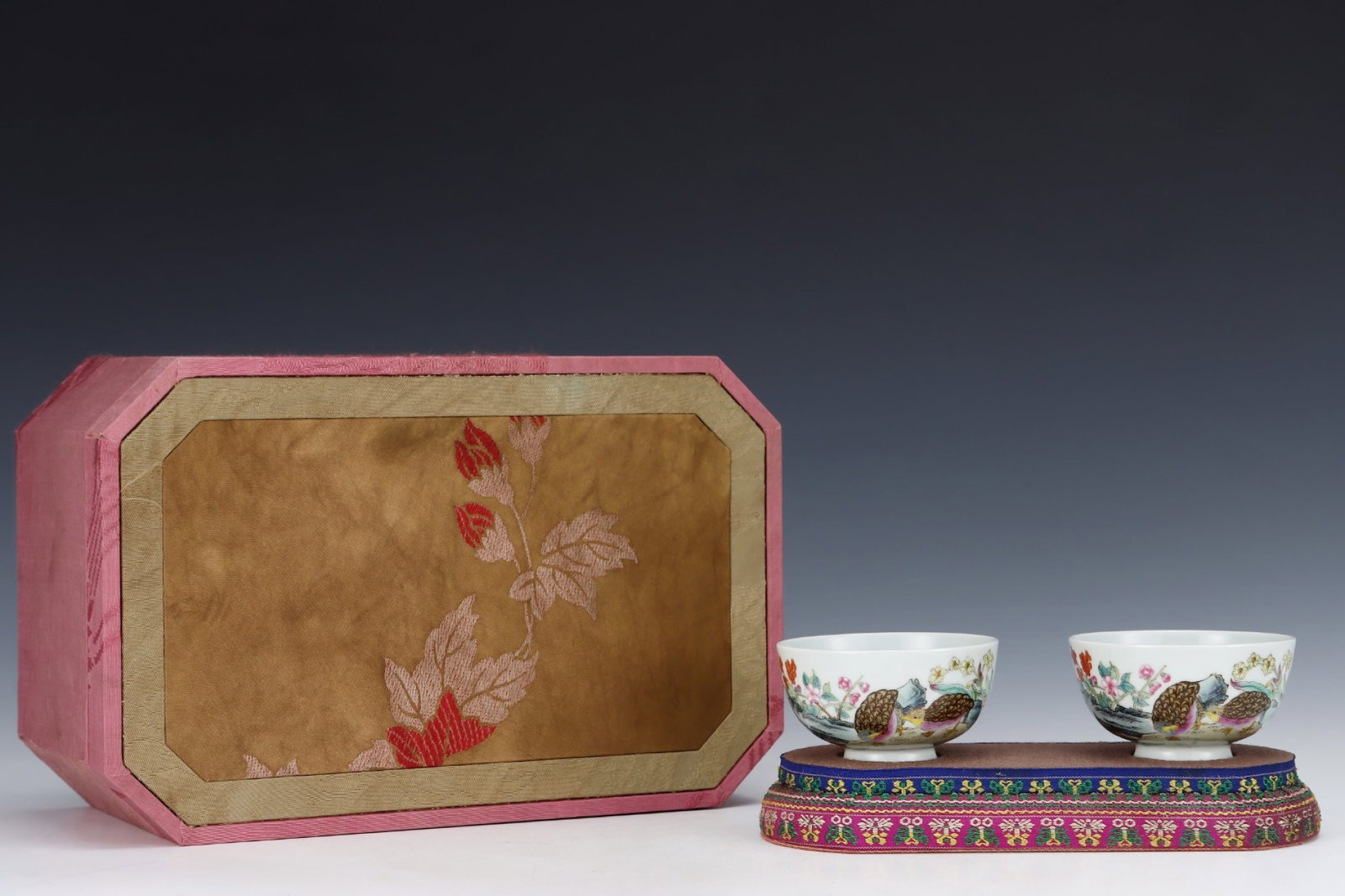 A Pair of Exquisite Famille-Rose Flower and Bird Pattern Cups: A Pair of Exquisite Famille-Rose Flower and Bird Pattern Cups,Qing Dynasty,China,Yongzheng Four-character Mark,Size:1.9inx3.3in 一对粉彩花鸟纹杯子