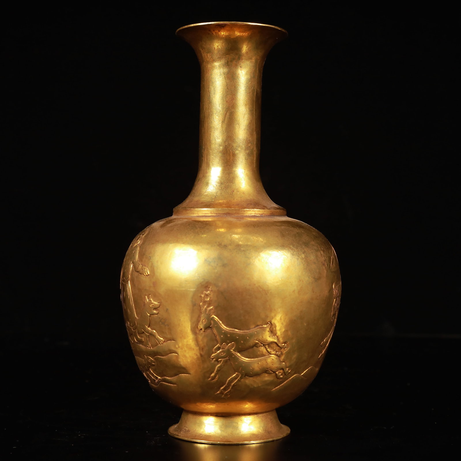 An Exquisite Gilt Bronze Figure Pattern Vase: An Exquisite Gilt Bronze Figure Pattern Vase,Qing Dynasty, China,Size:3.9inx8.3in,Weight:500g 铜鎏金人物纹瓶,中国清代