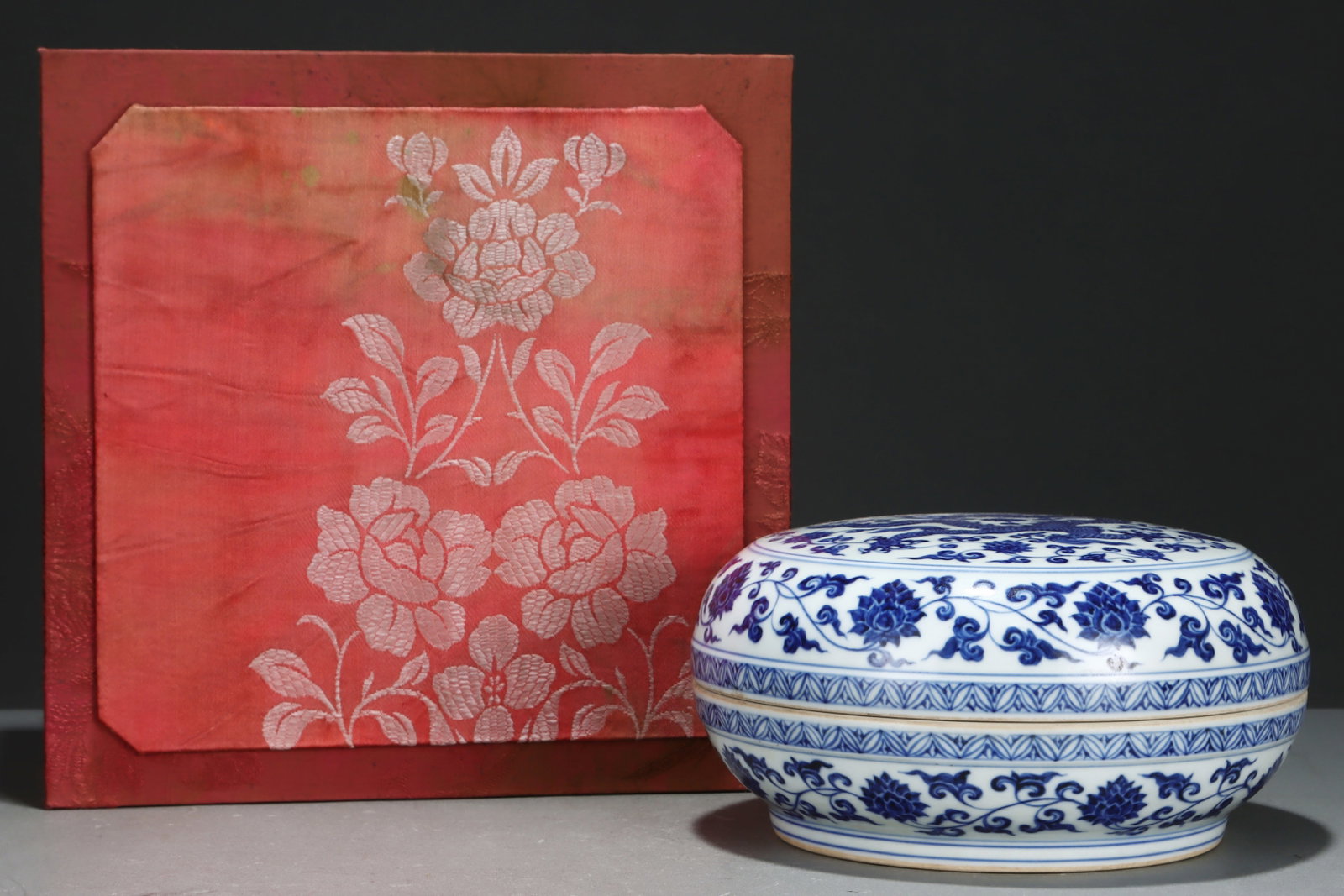 An Exquisite Blue and White Lotus and Dragon Pattern Box with Cover: An Exquisite Blue and White Lotus and Dragon Pattern Box with Cover,Ming Dynasty,China,Xuande Six-character Mark,Size:4.2inx8.3in 青花缠枝莲龙纹盖௡