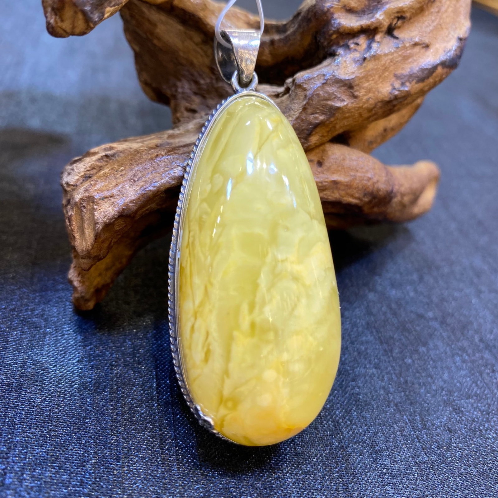 An Exquisite Beeswax Inlaid Silver Necklace: An Exquisite Beeswax Inlaid Silver Necklace,Size:0.9in,Weight:18.9g 蜜蜡镶银项链