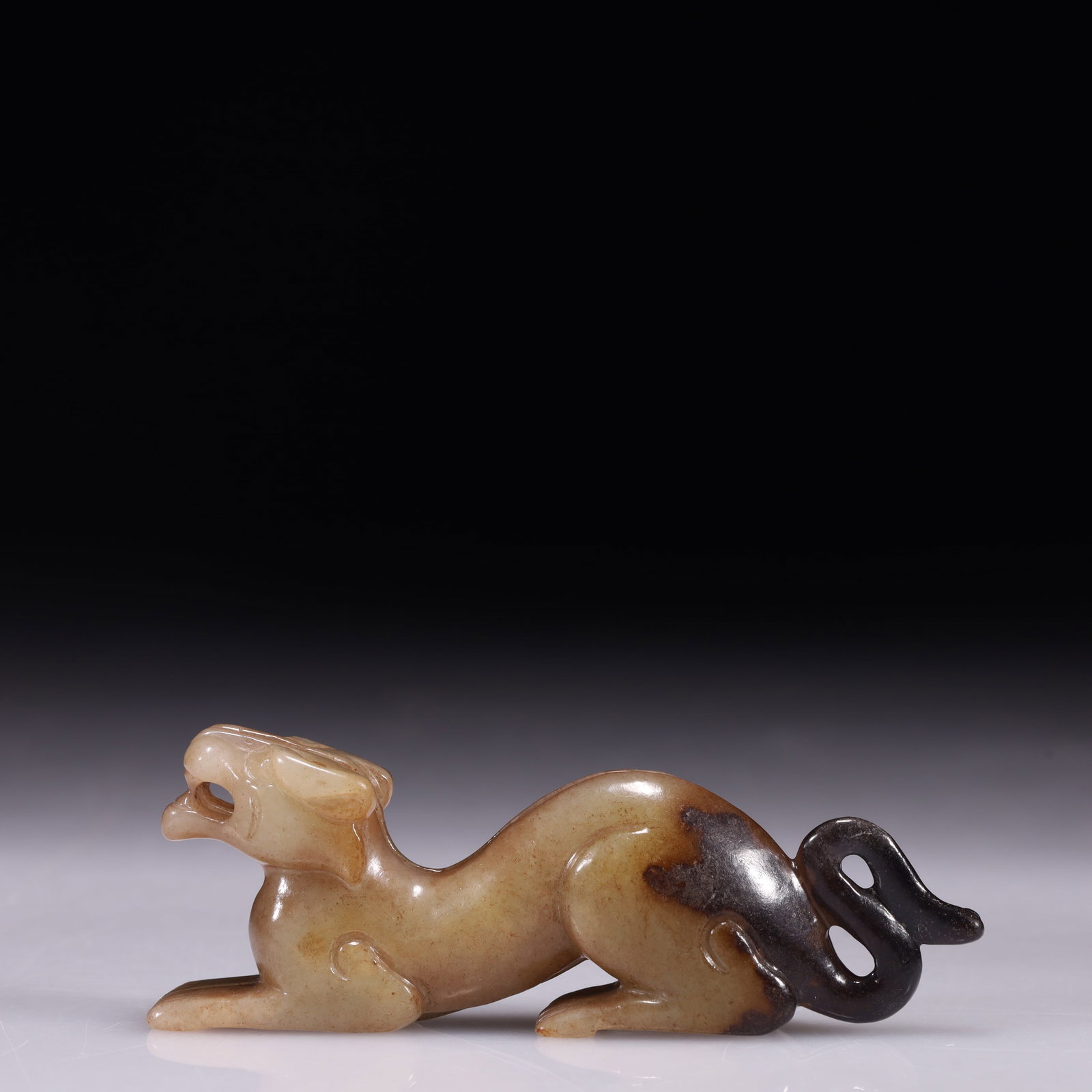 An Exquisite White Jade Beast Ornament: An Exquisite White Jade Beast Ornament,Qing Dynasty,China,Size:3.1inx0.6inx1in,Weight:45g 白玉兽摆件,中国清代