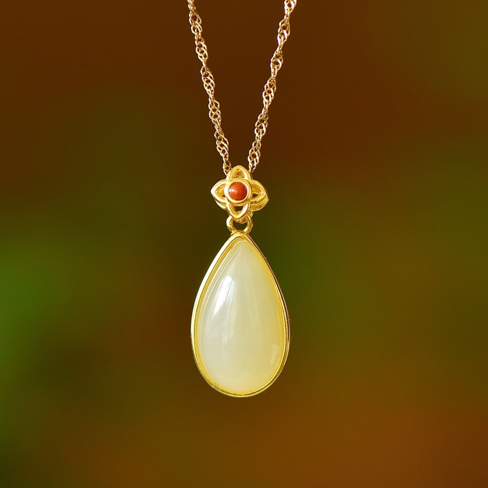 An Exquisite Sterling Silver-Gold Plated Inlaid White Jade Necklace,Inlaid Gems: An Exquisite Sterling Silver-Gold Plated Inlaid White Jade Necklace,Inlaid Gems 纯银镀金镶白玉项链,嵌宝石