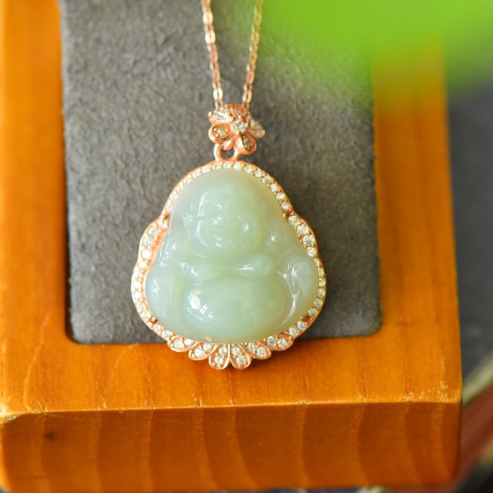 An Exquisite Sterling Silver-Gold Plated Inlaid Green Jade Necklace,Inlaid Diamond: An Exquisite Sterling Silver-Gold Plated Inlaid Green Jade Necklace,Inlaid Diamond,Size:0.9inx1.2in 纯银镀金镶青玉项链,嵌钻石