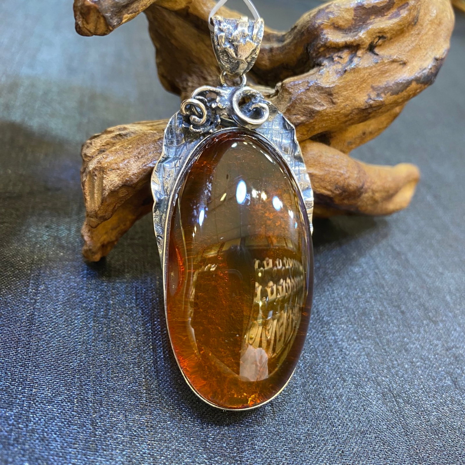 An Exquisite Beeswax Inlaid Silver Necklace: An Exquisite Beeswax Inlaid Silver Necklace,Size:1in,Weight:18.2g 蜜蜡镶银项链