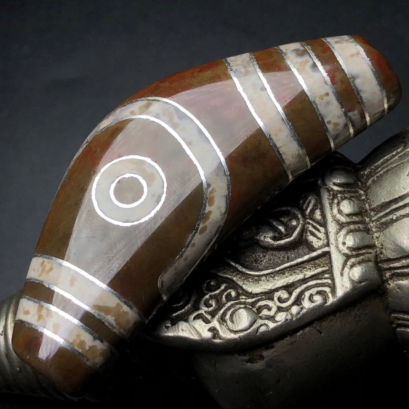 An Exquisite Dzi Bead Inlaid Silver Pendant: An Exquisite Dzi Bead Inlaid Silver Pendant,Size:2.4inx1inx0.5in,Weight:29.4g 天珠嵌银挂件