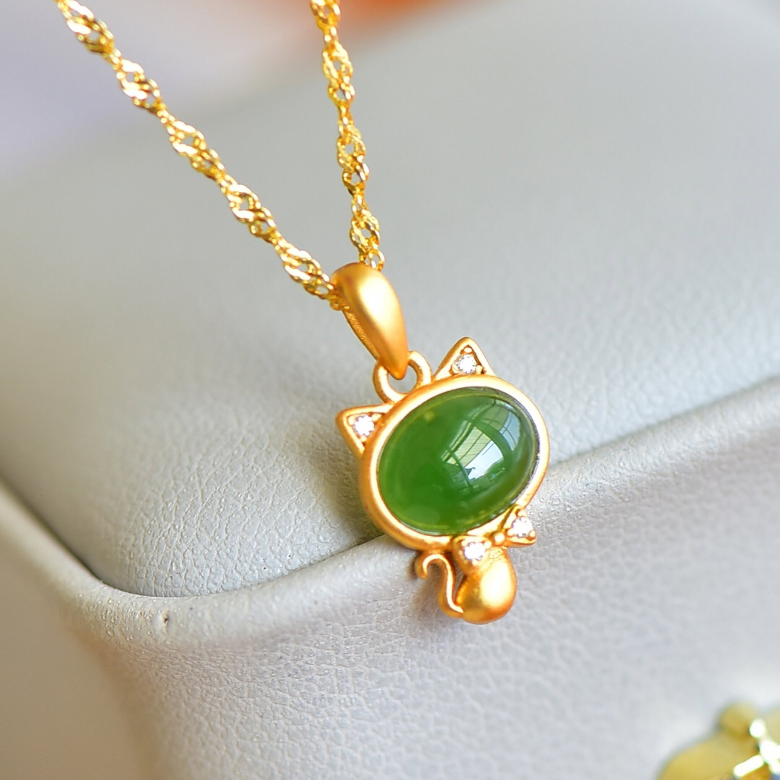 An Exquisite Sterling Silver-Gold Plated Inlaid Jasper Pendant,Inlaid Diamond: An Exquisite Sterling Silver-Gold Plated Inlaid Jasper Pendant,Inlaid Diamond,Size:0.2inx0.3in 纯银镀金镶碧玉项链,嵌钻石