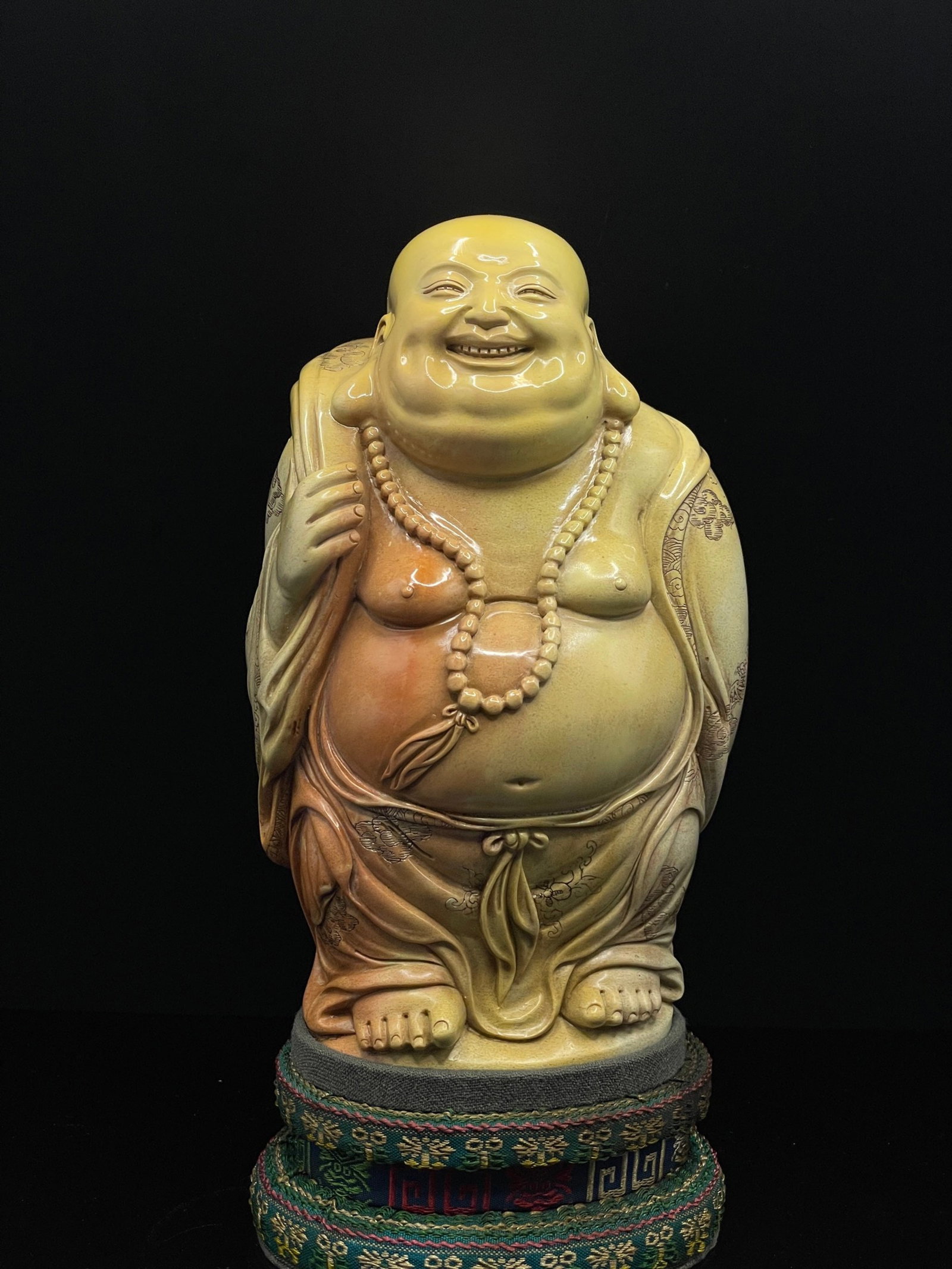 An Exquisite Shoushan Stone Statue of Maitreya Buddha Ornament,With Base: An Exquisite Shoushan Stone Statue of Maitreya Buddha Ornament,With Base,Qing Dynasty,China,Size:7.9inx4.7inx3.9in,Weight:2570g