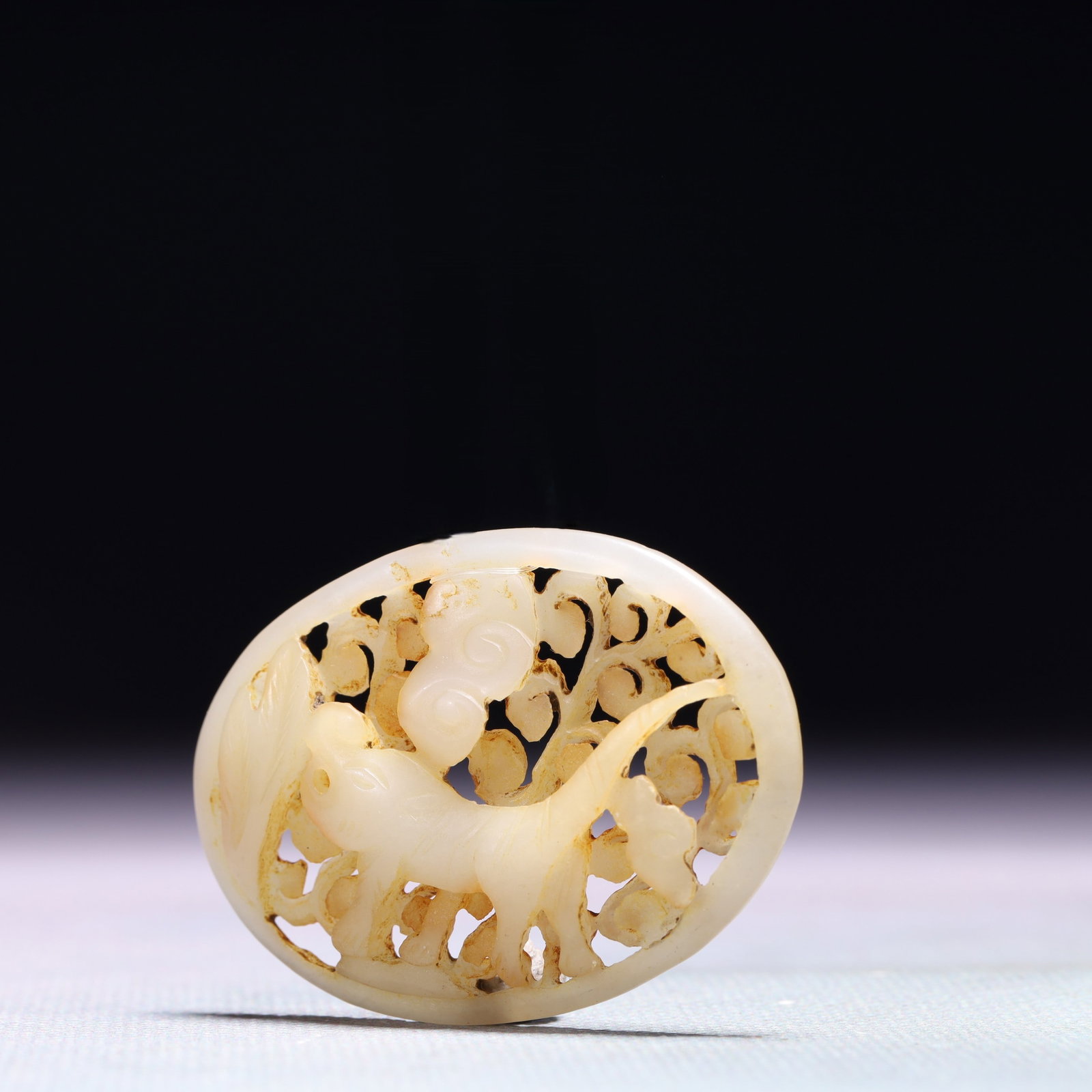 An Exquisite White Jade Beast Pattern Pendant - 2