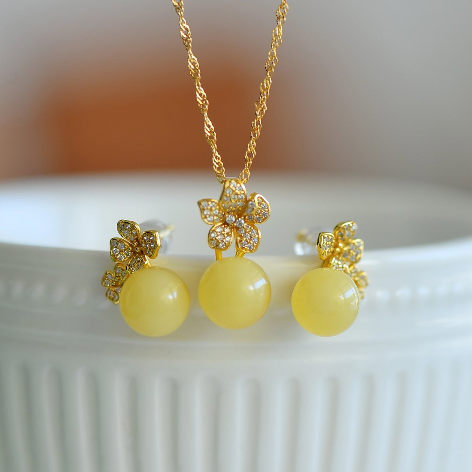 A Set of Fine Sterling Silver-Gold Plated Inlaid Amber Jewelrys,Inlaid Diamond: A Set of Fine Sterling Silver-Gold Plated Inlaid Amber Jewelrys,Inlaid Diamond 一套纯银镀金镶琥珀首饰,嵌钻石