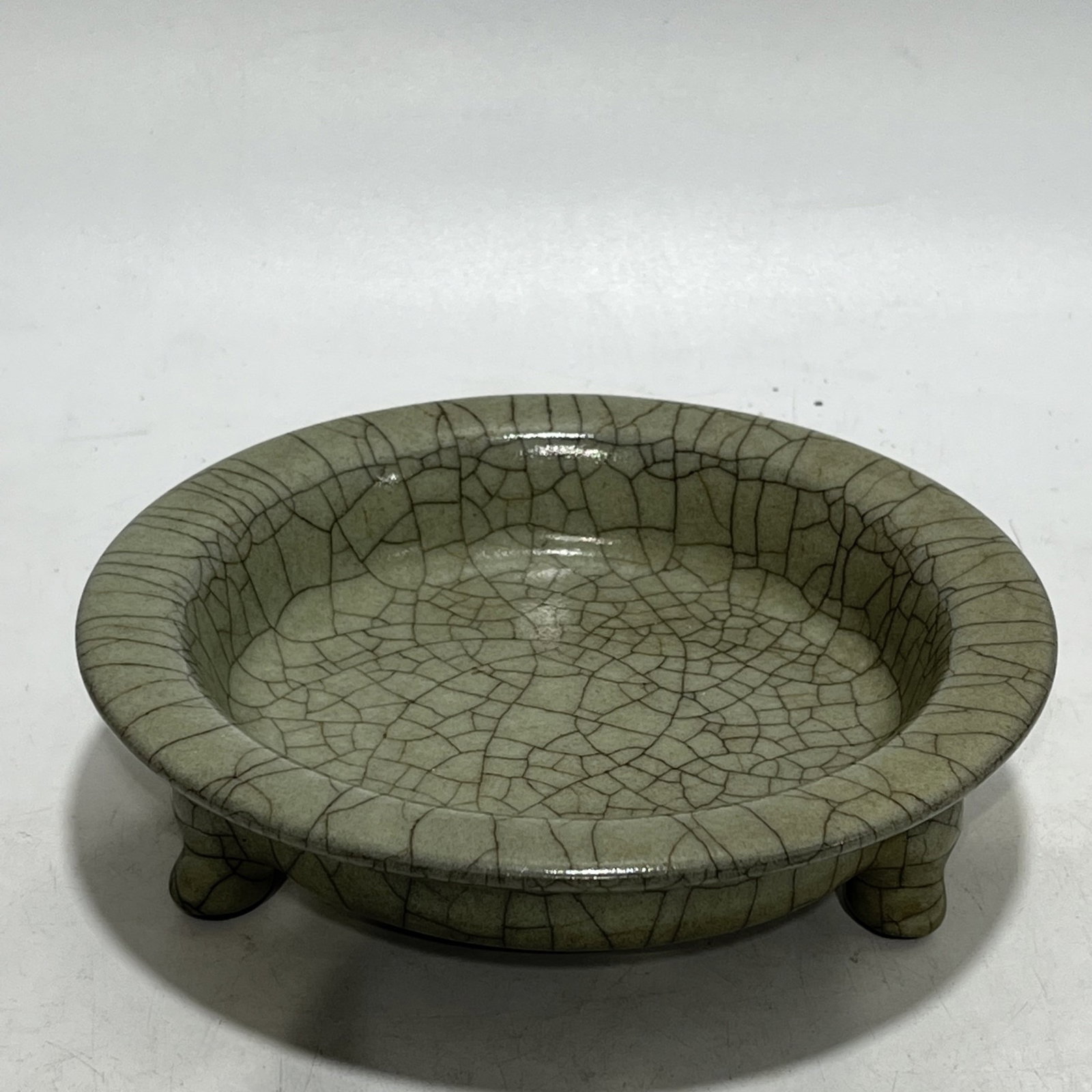 An Exquisite Ge yao Tripod Basin: An Exquisite Ge yao Tripod Basin,Qing Dynasty,China,Size:7.1in 哥窑三足盆,中国清代