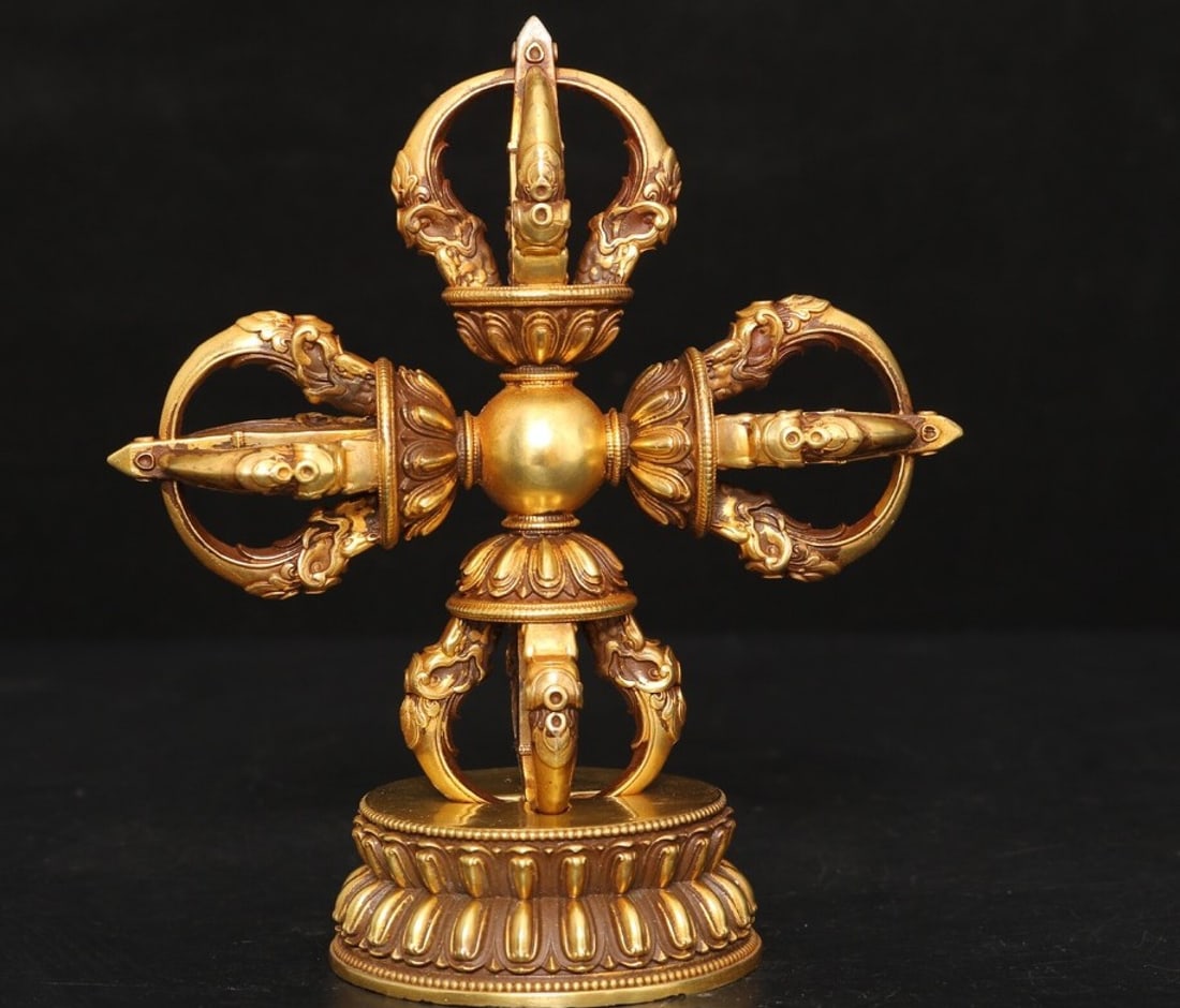 An Exquisite Gilt Bronze Ornament: An Exquisite Gilt Bronze Ornament,Qing Dynasty,China,Size:5.9inx5.3inx2.8in,Weight:857g 紫铜鎏金摆件,中国清代