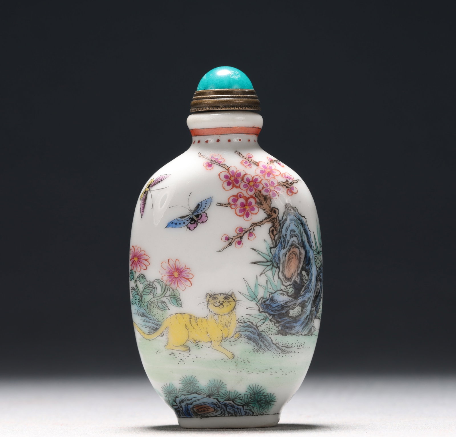 A Fine Enamel Flower Pattern Porcelain Snuff Bottle: A Fine Enamel Flower Pattern Porcelain Snuff Bottle, Qing Dynasty, China, Yongzheng Mark, Size:1.7inx0.8inx3.3in 瓷胎画珐琅彩花卉纹鼻烟