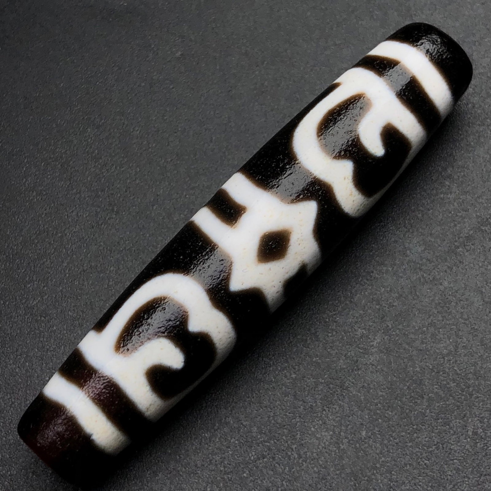 An Exquisite Dzi Bead Pendant: An Exquisite Dzi Bead Pendant,Size:2.3inx0.5in,Weight:14.1g 天珠挂件