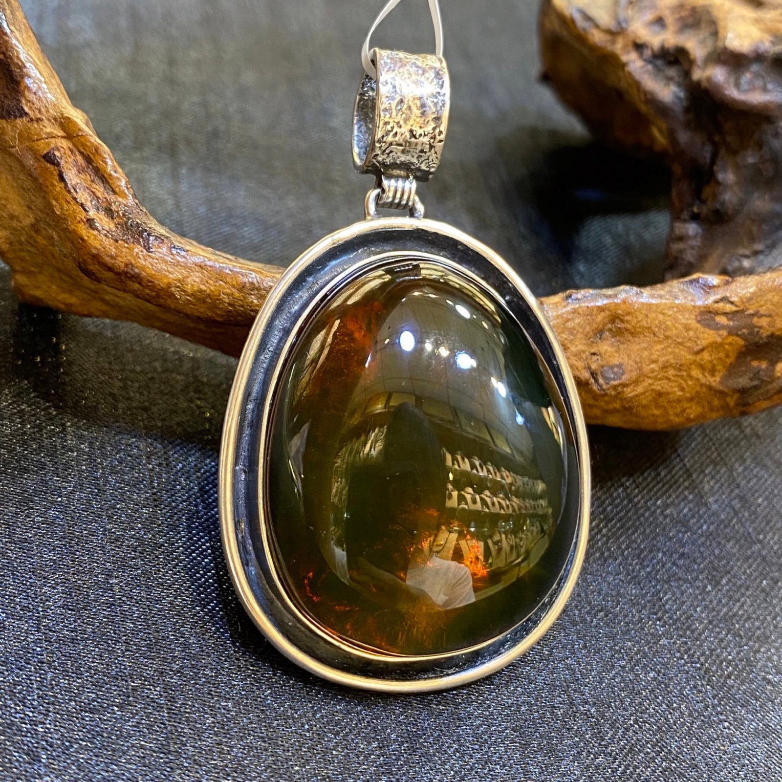 An Exquisite Beeswax Inlaid Silver Necklace: An Exquisite Beeswax Inlaid Silver Necklace,Size:1.1in,Weight:16.3g 蜜蜡镶银项链