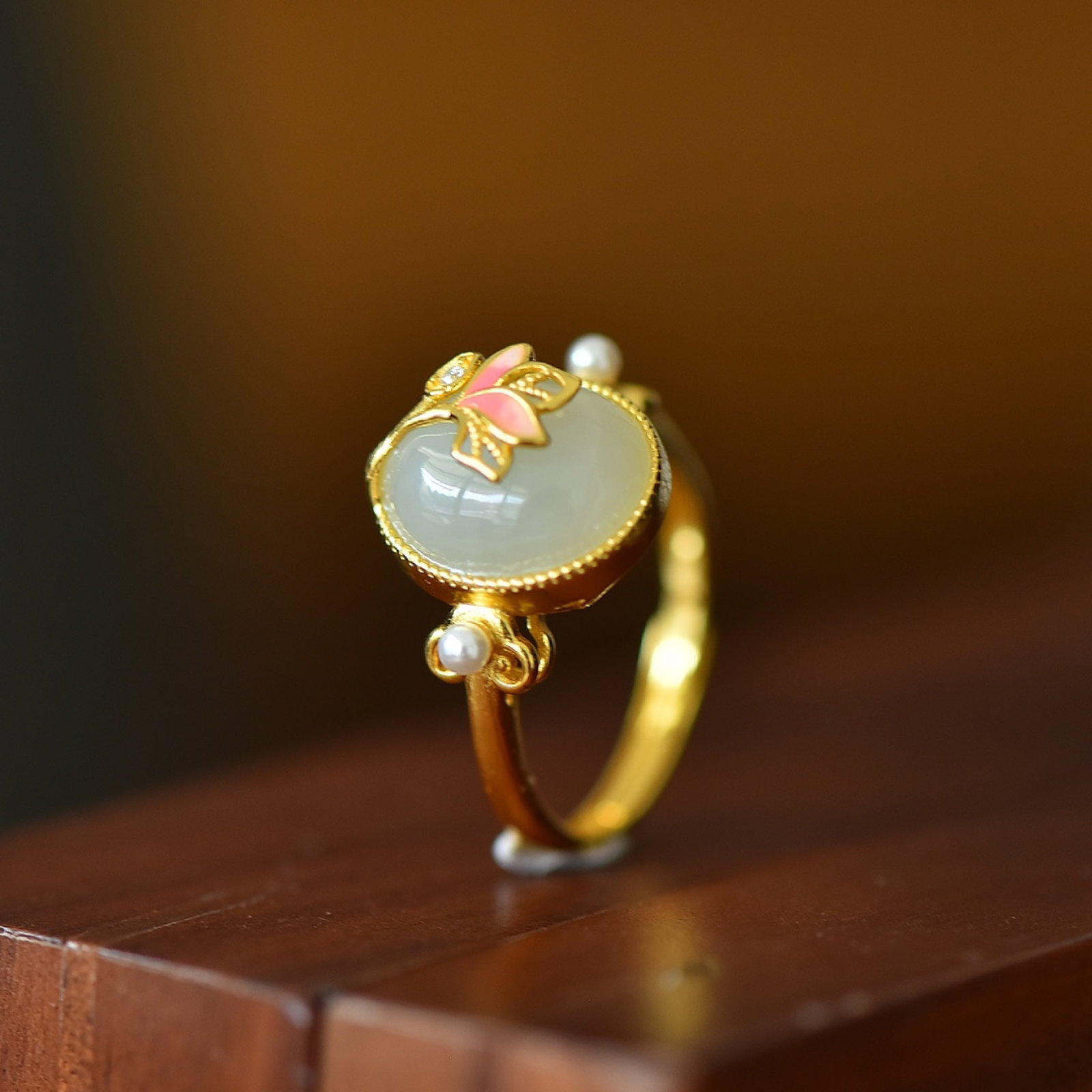 An Exquisite Sterling Silver-Gold Plated Inlaid White Jade Enamel Ring,Inlaid Diamond: An Exquisite Sterling Silver-Gold Plated Inlaid White Jade Enamel Ring,Inlaid Diamond,Size:0.4inx0.5in 纯银镀金镶白玉珐琅戒指,嵌