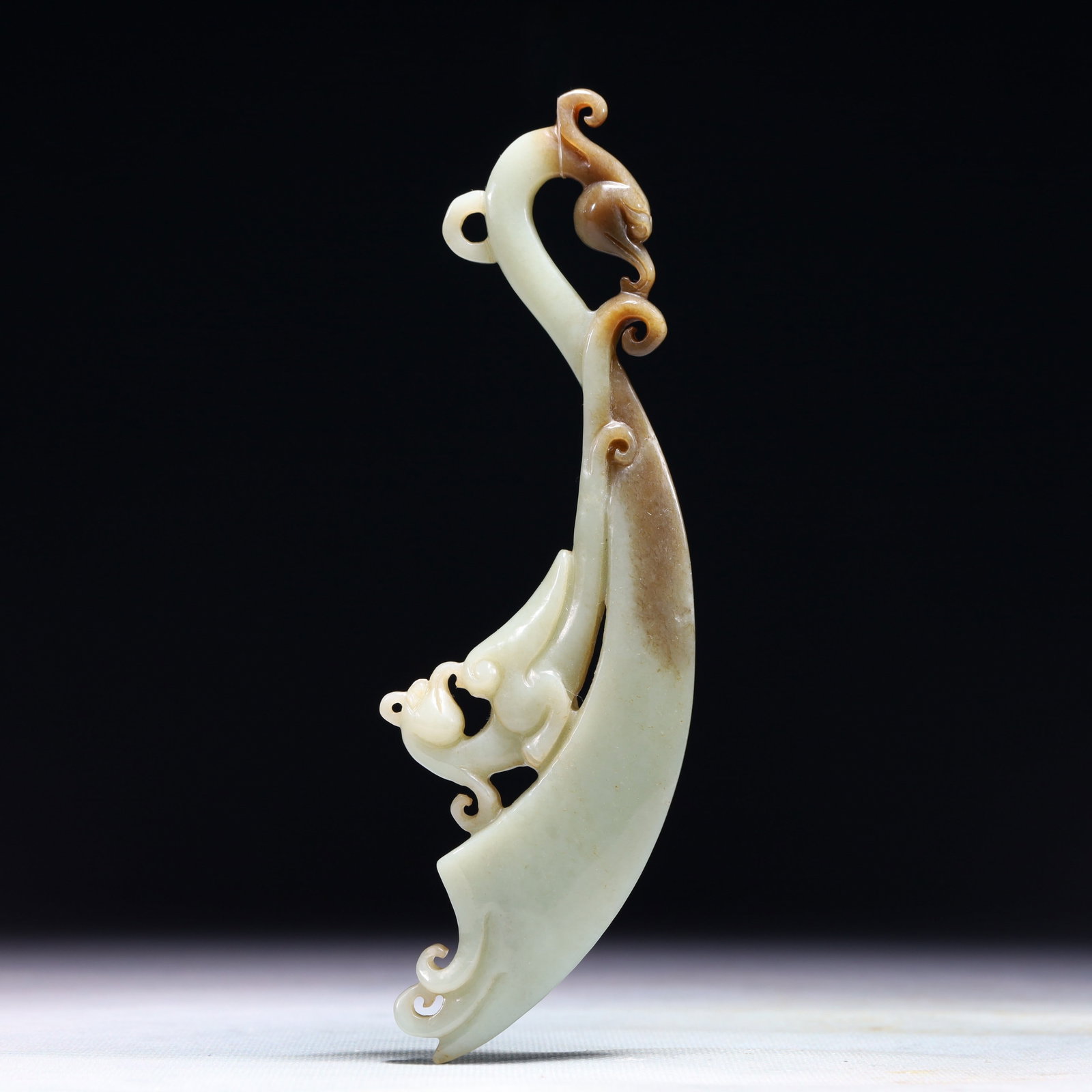 An Exquisite White Jade Beast Pattern Pendant: An Exquisite White Jade Beast Pattern Pendant,Qing Dynasty,China,Size:6.9inx2.2inx0.4in,Weight:106.6g 白玉兽纹挂件,中国清代
