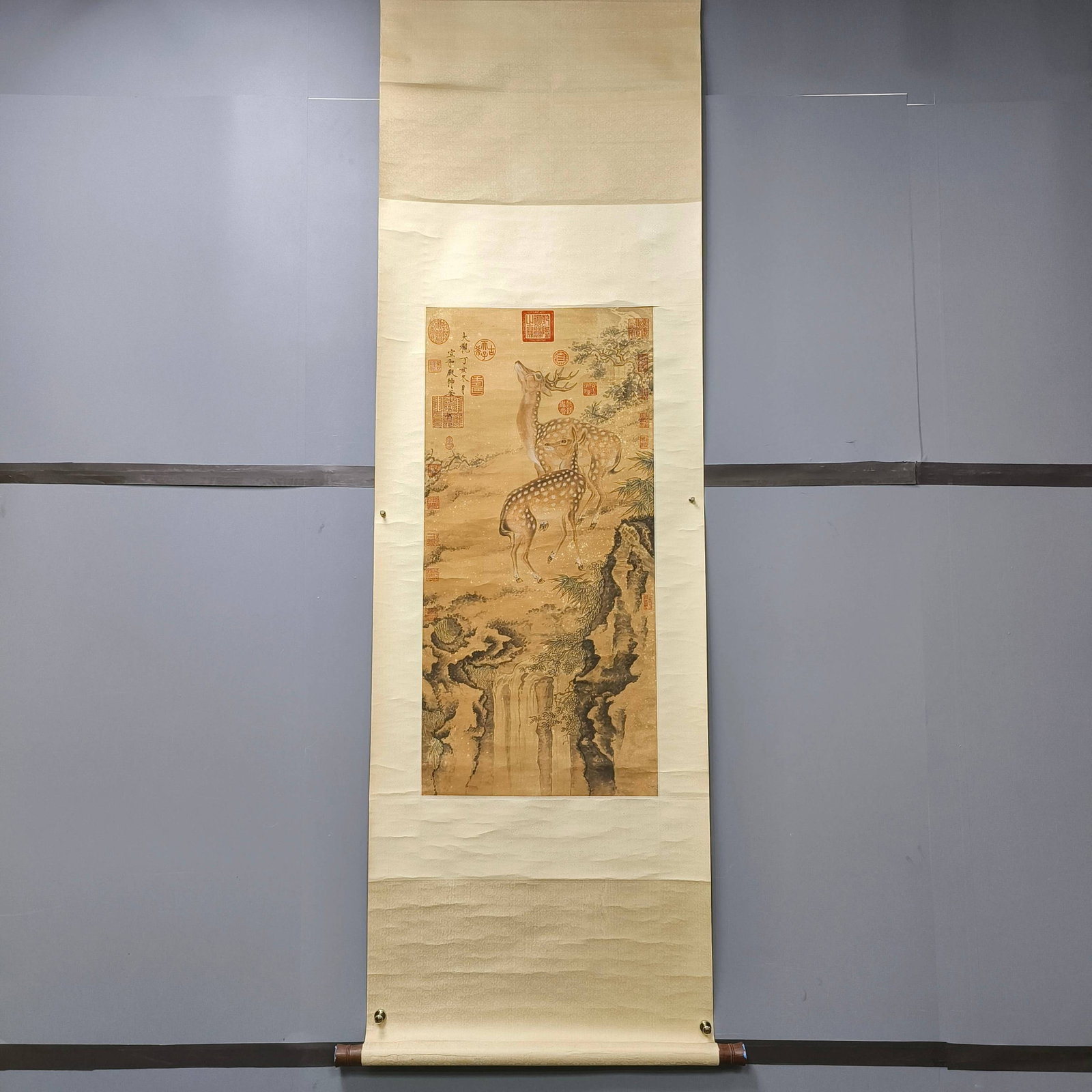 A Chinese Vertical Scroll Ink Painting of Pine and Deer on Paper: A Chinese Vertical Scroll Ink Painting of Pine and Deer on Paper,Song Huizong,Size:34.6inx16.1in 一幅中国水墨松鹿画立轴,宋঒