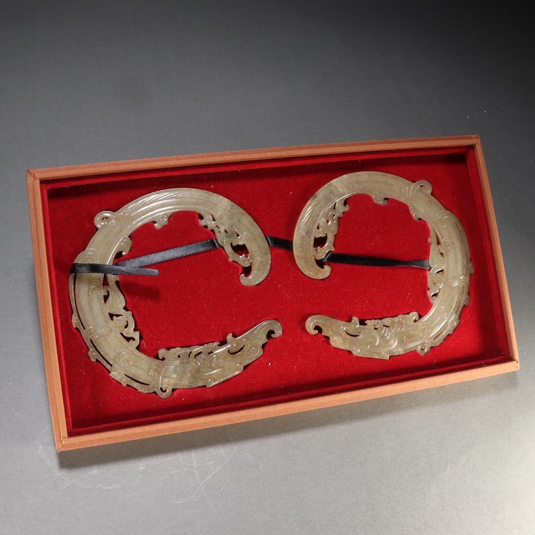 A Pair of Exquisite Gaogu Jade Dragon Pattern Pendant: A Pair of Exquisite Gaogu Jade Dragon Pattern Pendant,Qing Dynasty, China,Size:5.9inx6.1in,Weight:(Single)134.1g