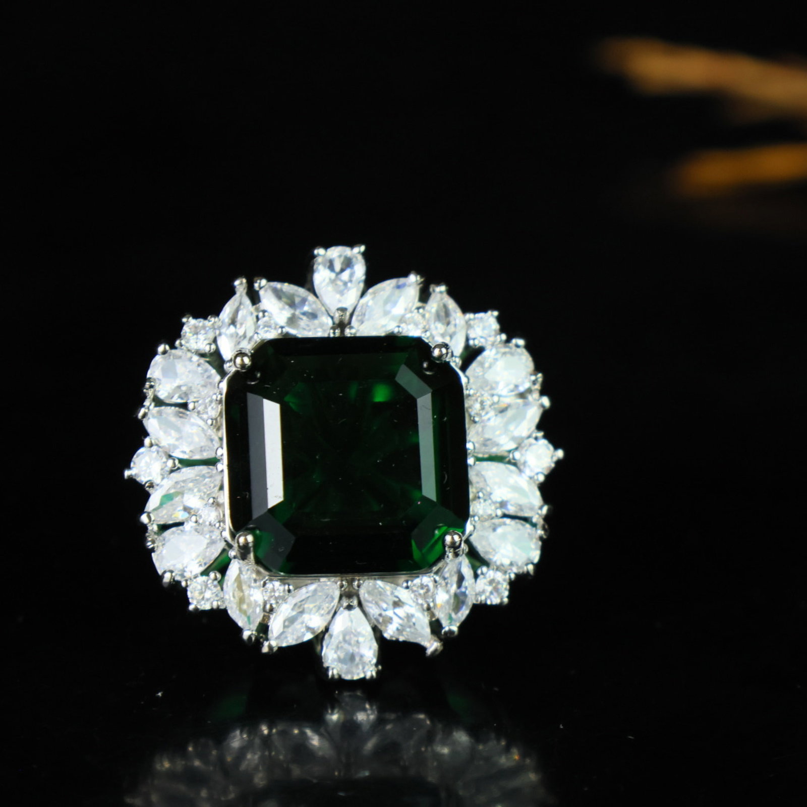 An Exquisite Ring: An Exquisite Ring,Size:0.7inx0.5in 一个精美的戒指