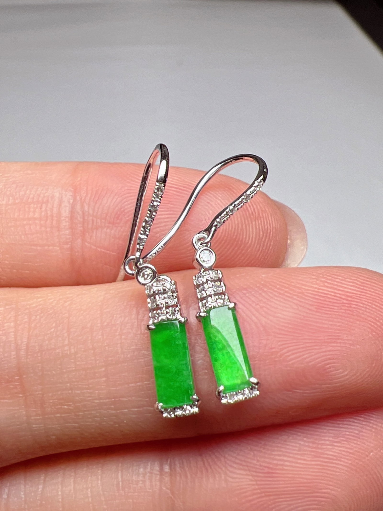 A Pair of Exquisite 18k Gold Diamond Inlaid Jadeite Earrings: A Pair of Exquisite 18k Gold Diamond Inlaid Jadeite Earrings,Size(Loose Stone):0.3inx0.1in 一对18k金钻镶嵌翡翠耳环