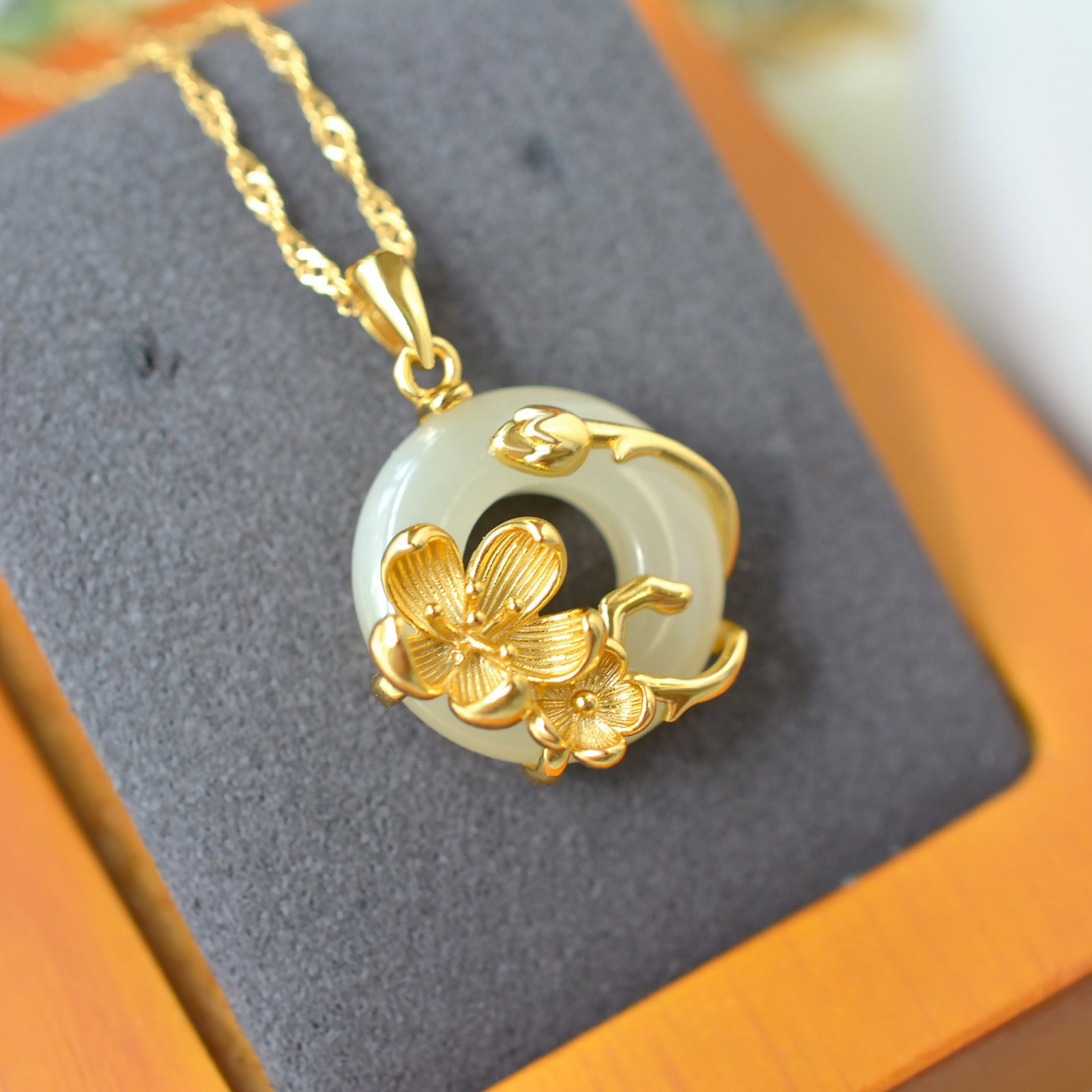 An Exquisite Sterling Silver-Gold Plated Inlaid White Jade Necklace: An Exquisite Sterling Silver-Gold Plated Inlaid White Jade Necklace,Size:0.6inx0.6in 纯银镀金镶白玉项链
