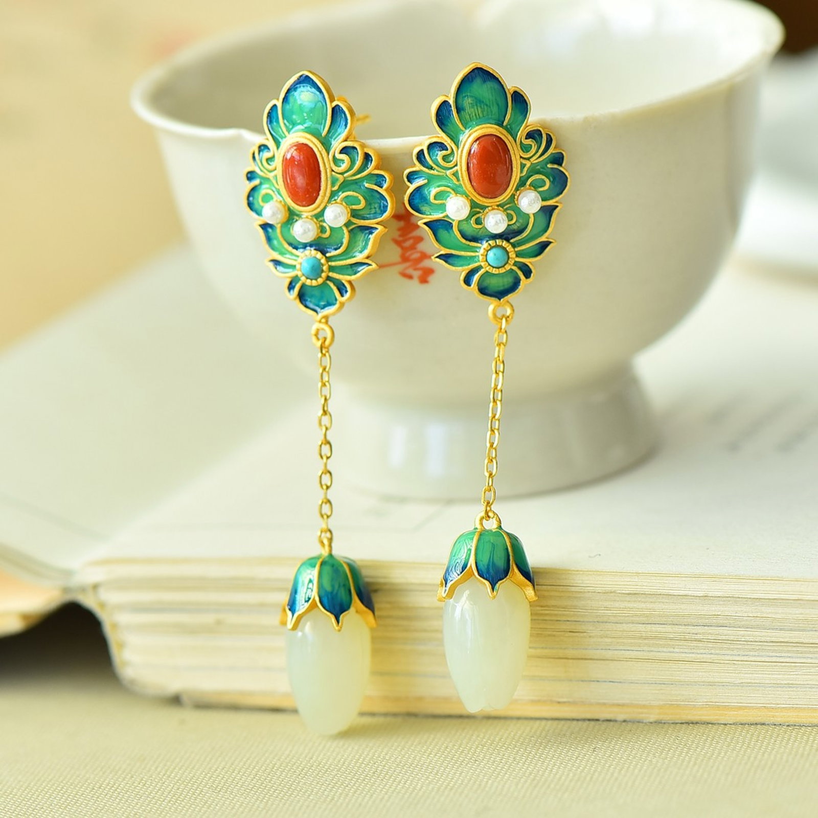 A Pair of Exquisite Sterling Silver-Gold Plated Inlaid White Jade Enamel Earrings,Inlaid Pearl: A Pair of Exquisite Sterling Silver-Gold Plated Inlaid White Jade Enamel Earrings,Inlaid Pearl,Size:0.4inx0.6in 一对纯银镀金镶白玉珐琅