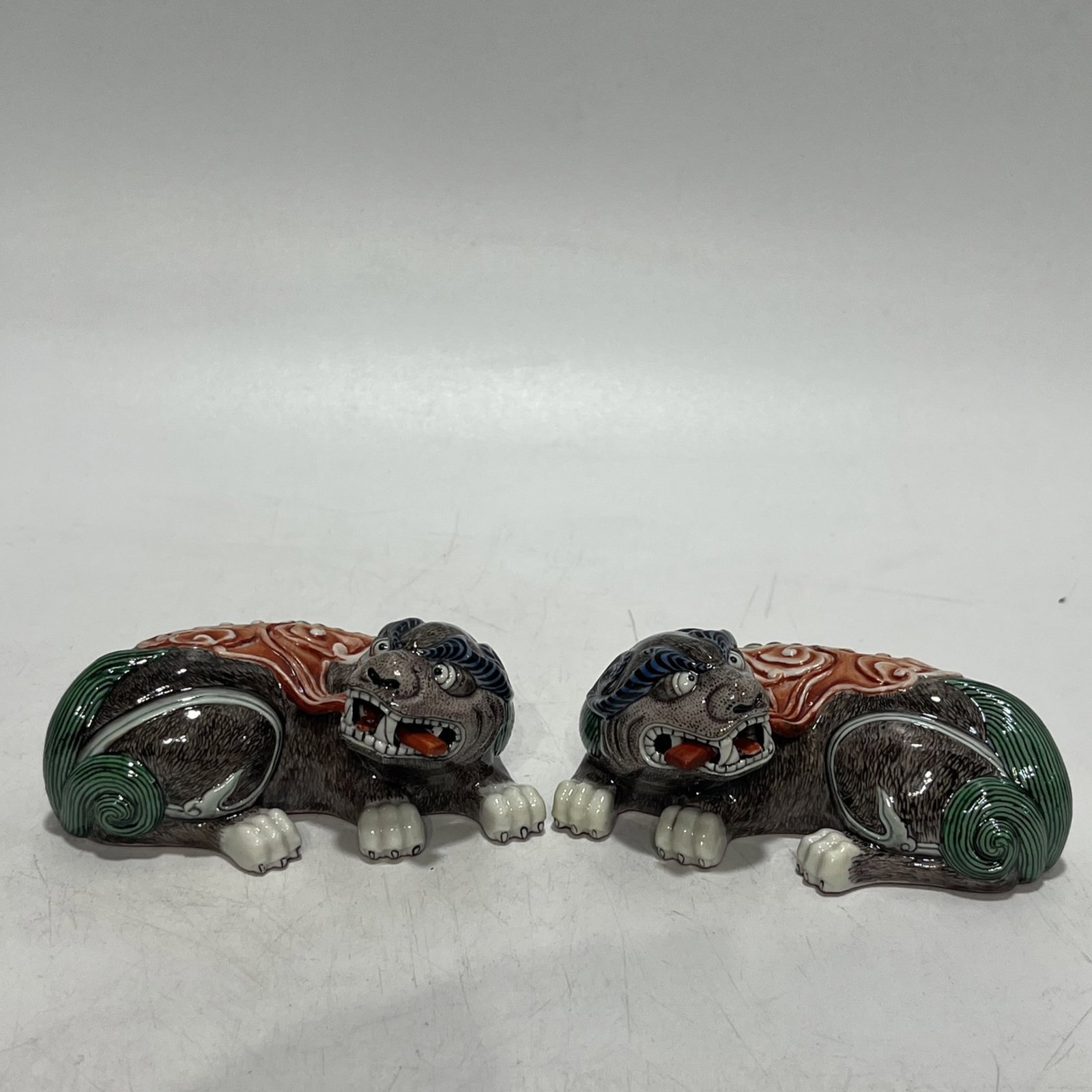 A Pair of Exquisite Biscuit Lion Ornaments: A Pair of Exquisite Biscuit Lion Ornaments,Qing Dynasty,China,Qianlong Six-character Mark,Size:3.9in 一对素三彩狮子摆件,中国清&#