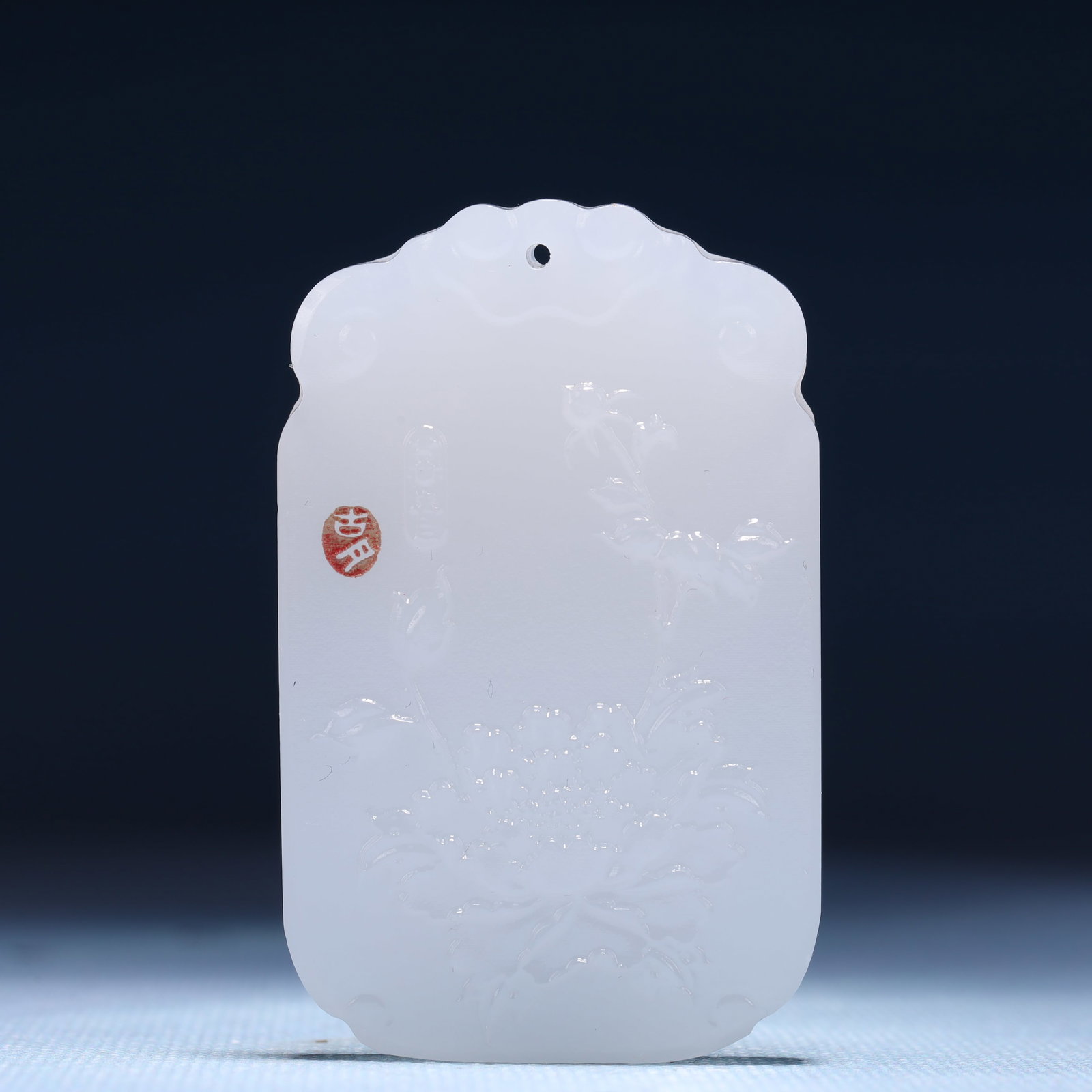 An Exquisite White Jade Flower Pattern Pendant: An Exquisite White Jade Flower Pattern Pendant,Size:1.6inx0.4inx2.4in,Weight:45g 白玉花卉纹牌