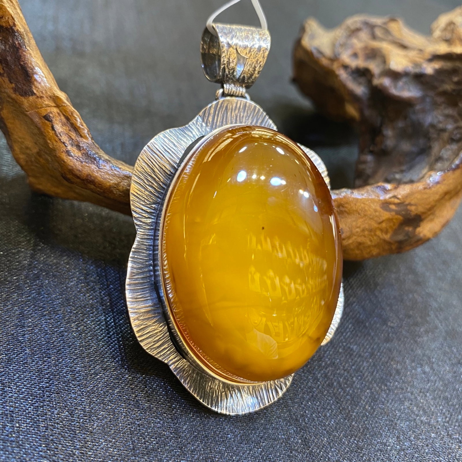 An Exquisite Beeswax Inlaid Silver Necklace: An Exquisite Beeswax Inlaid Silver Necklace,Size:1.5in,Weight:23.6g 蜜蜡镶银项链