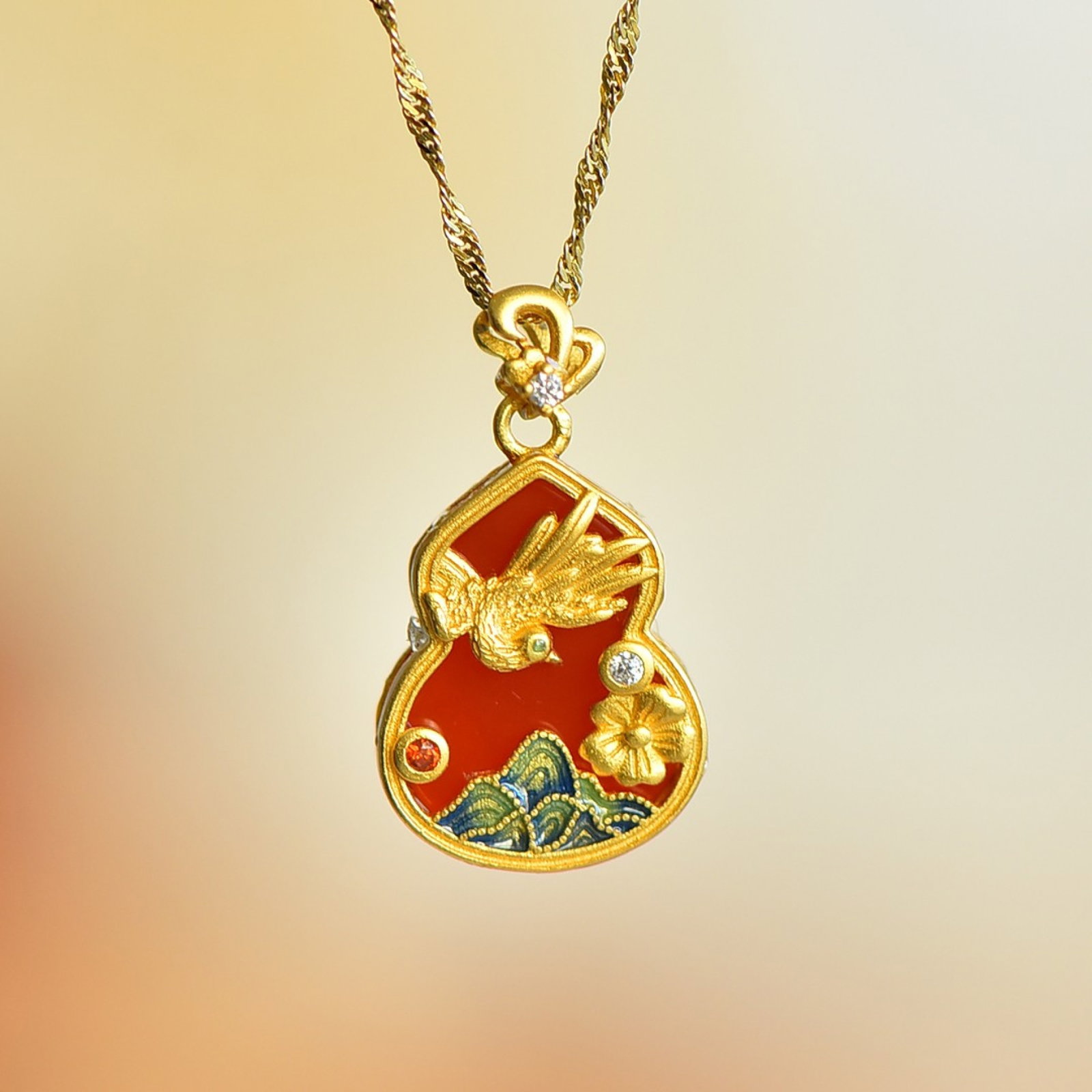 An Exquisite Sterling Silver-Gold Plated Inlaid Agate Pendant: An Exquisite Sterling Silver-Gold Plated Inlaid Agate Pendant, 纯银镀金镶玛瑙吊坠