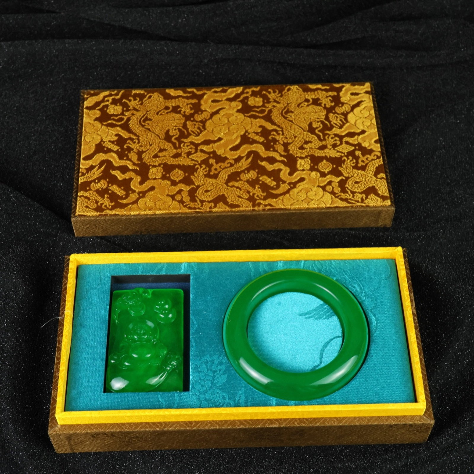 A Set of Fine Jewelry: A Set of Fine Jewelry 一套精美的首饰