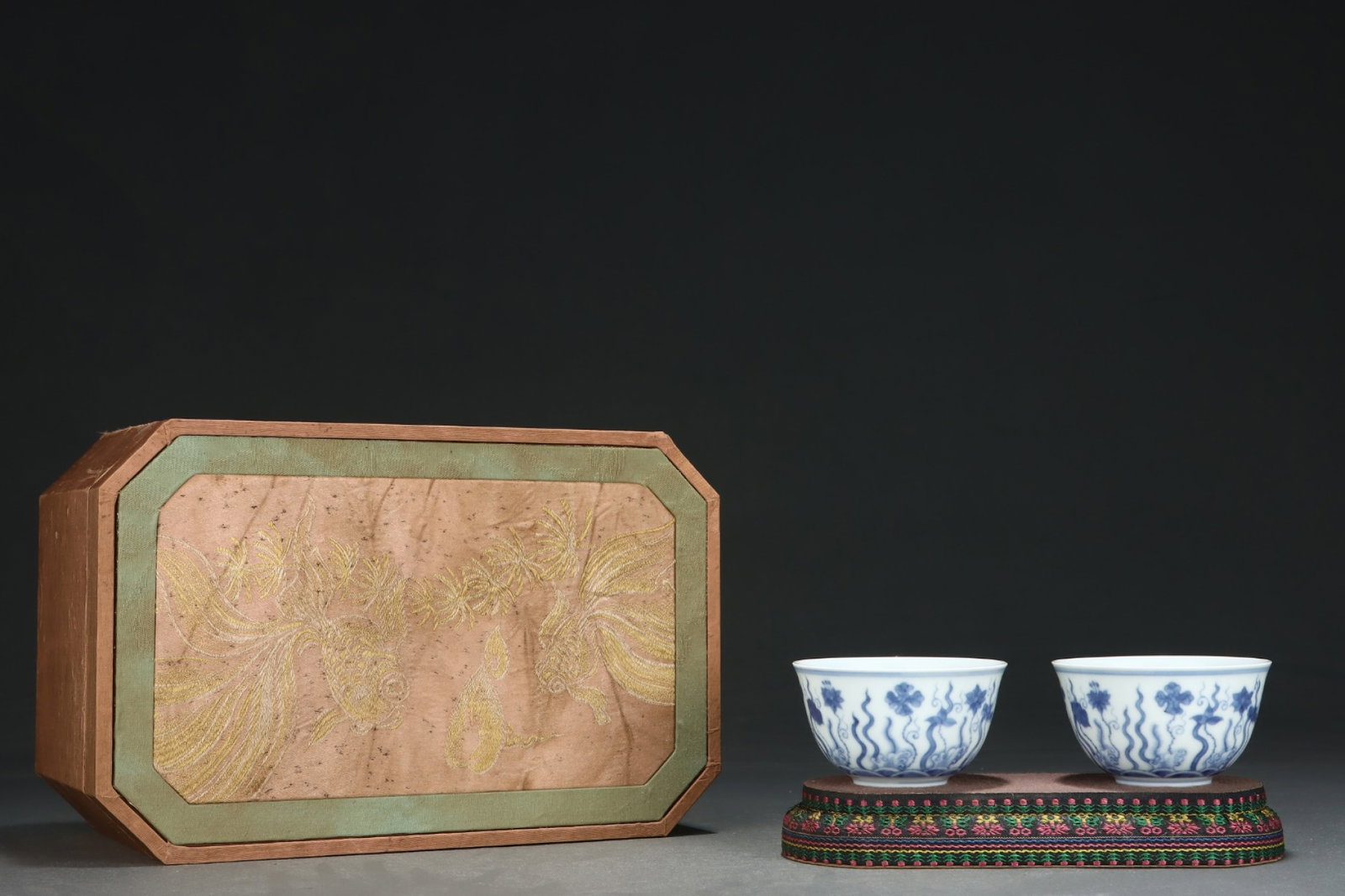 A Pair of Exquisite Blue and White Flower Pattern Cups: A Pair of Exquisite Blue and White Flower Pattern Cups,Ming Dynasty,China,Chenghua Six-character Mark,Size:2.2inx3.5in 一对青花花卉纹杯子,中