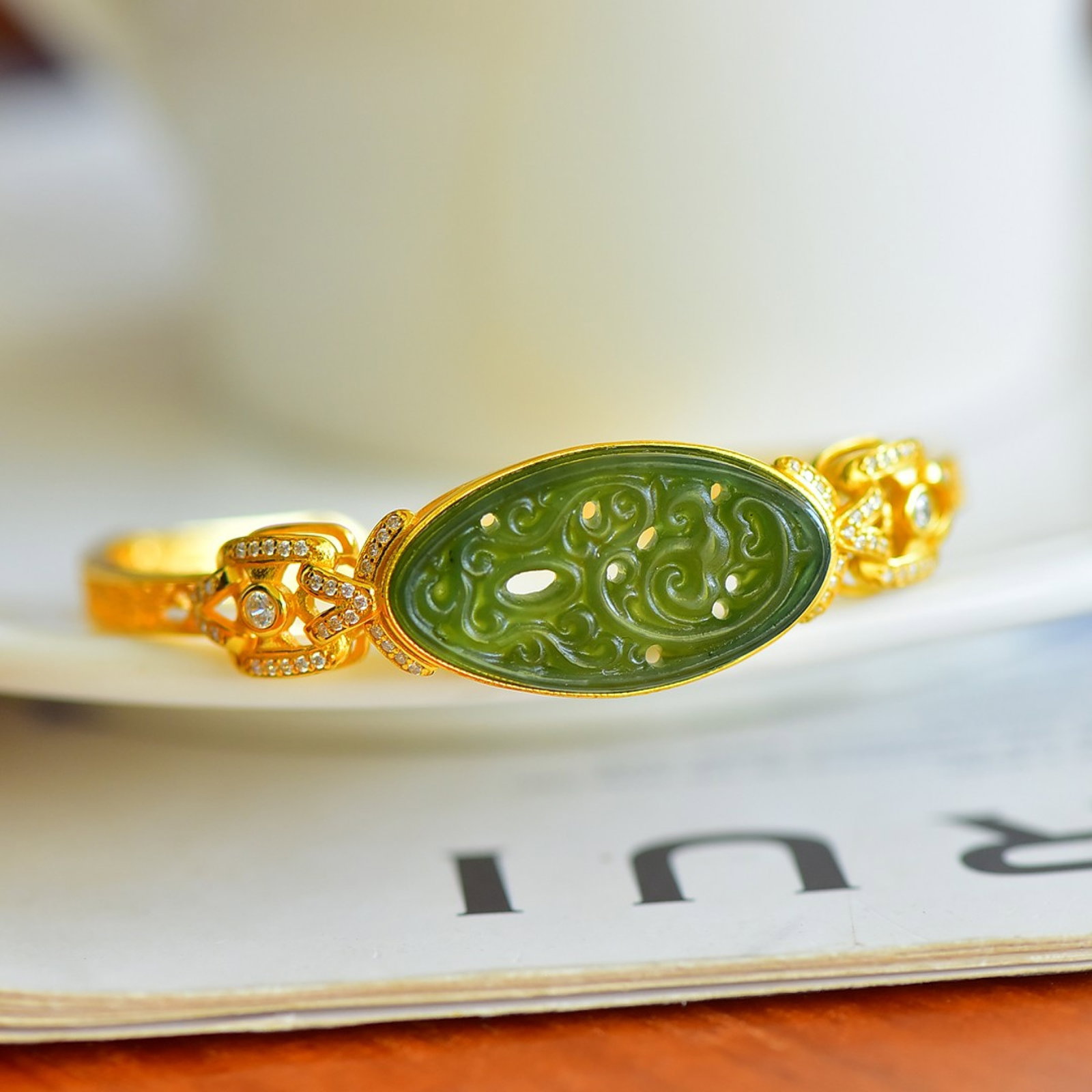 An Exquisite Sterling Silver-Gold Plated Inlaid Jasper Bracelet,Inlaid Diamond: An Exquisite Sterling Silver-Gold Plated Inlaid Jasper Bracelet,Inlaid Diamond,Size:0.6inx1.1in 纯银镀金镶碧玉手镯,嵌钻石