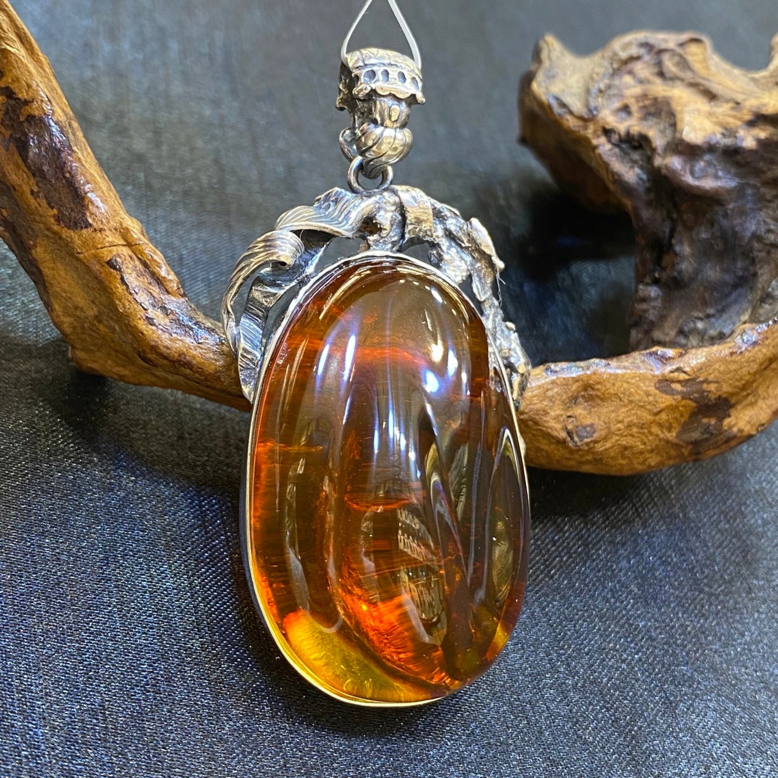 An Exquisite Beeswax Inlaid Silver Necklace: An Exquisite Beeswax Inlaid Silver Necklace,Size:1.2in,Weight:24.8g 蜜蜡镶银项链