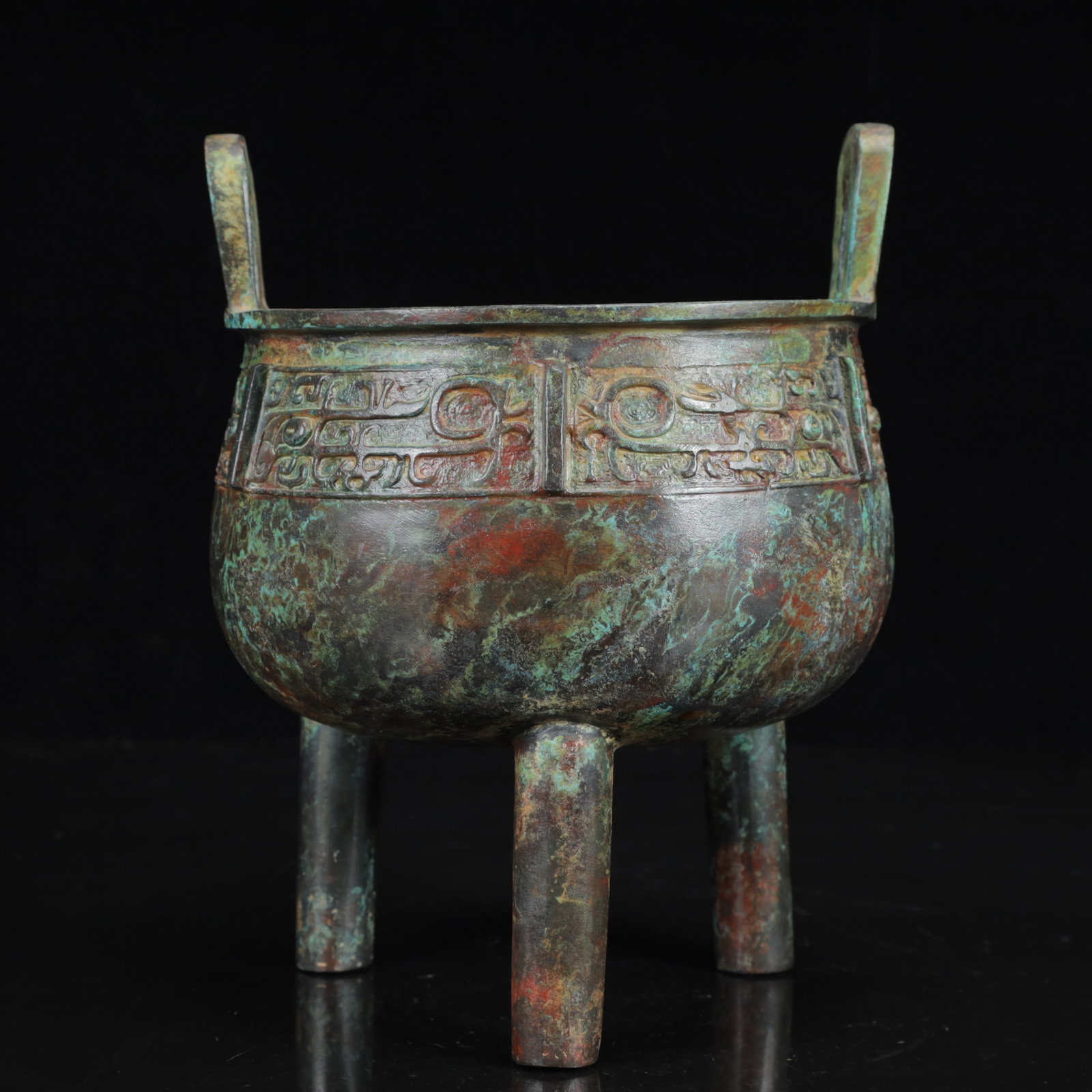 An Archaic Bronze Double-Ears and Tripod Censer: An Archaic Bronze Double-Ears and Tripod Censer,the Warring States Period in China,Size:6.3inx7.9in,Weight:1500g 青铜双耳三足香炉,中国৏