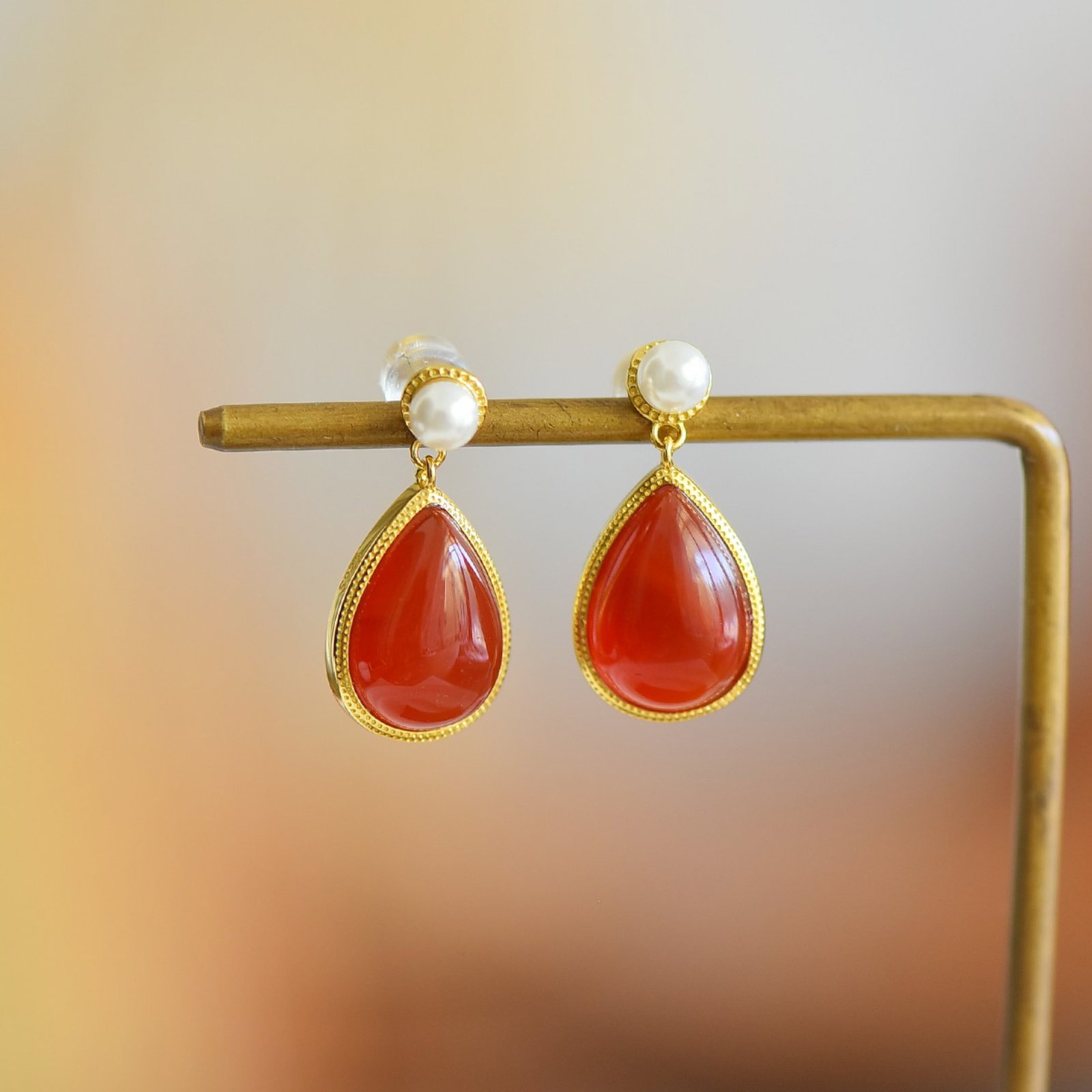 A Pair of Exquisite Sterling Silver-Gold Plated Inlaid Agate Earrings,Inlaid Pearls: A Pair of Exquisite Sterling Silver-Gold Plated Inlaid Agate Earrings,Inlaid Pearls,Size:0.4inx0.6in
