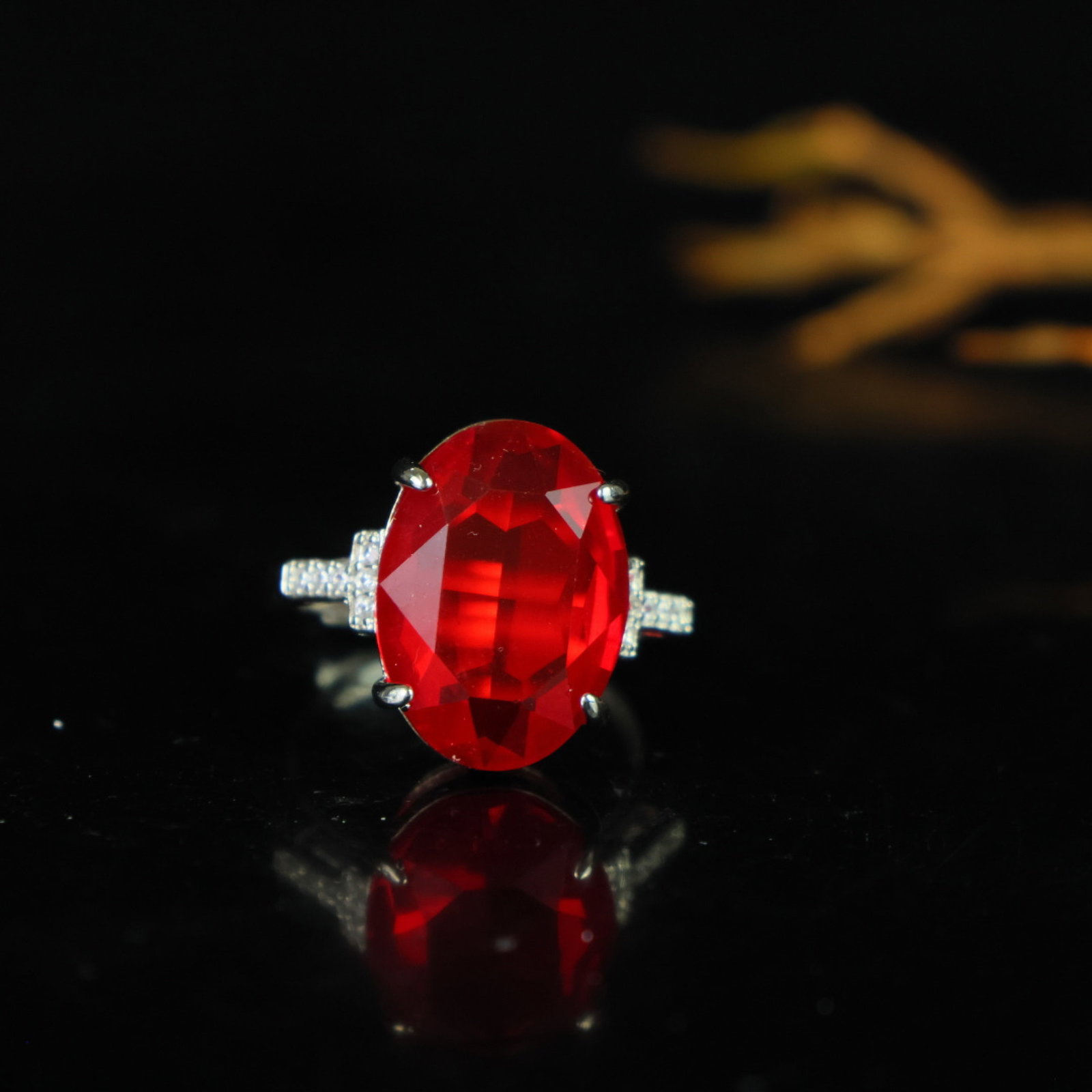 An Exquisite Ring: An Exquisite Ring,Size:0.7inx0.5in 一个精美的戒指