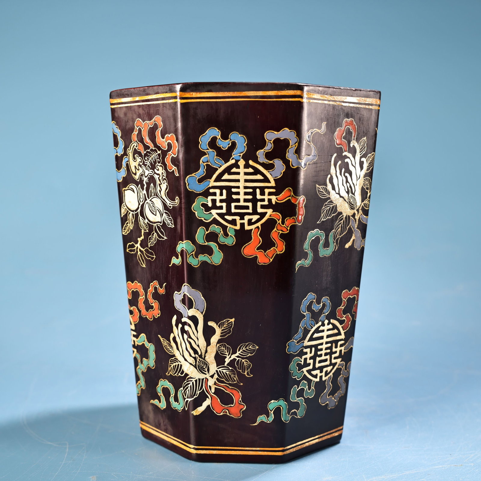 An Exquisite Wood Painted Color Painted Gold Fruit Pattern Brush Pot: An Exquisite Wood Painted Color Painted Gold Fruit Pattern Brush Pot,Qing Dynasty,China,Qianlong Four-character Mark,Size:6.1inx4.5in,Weight:370g木头彩绘描金果