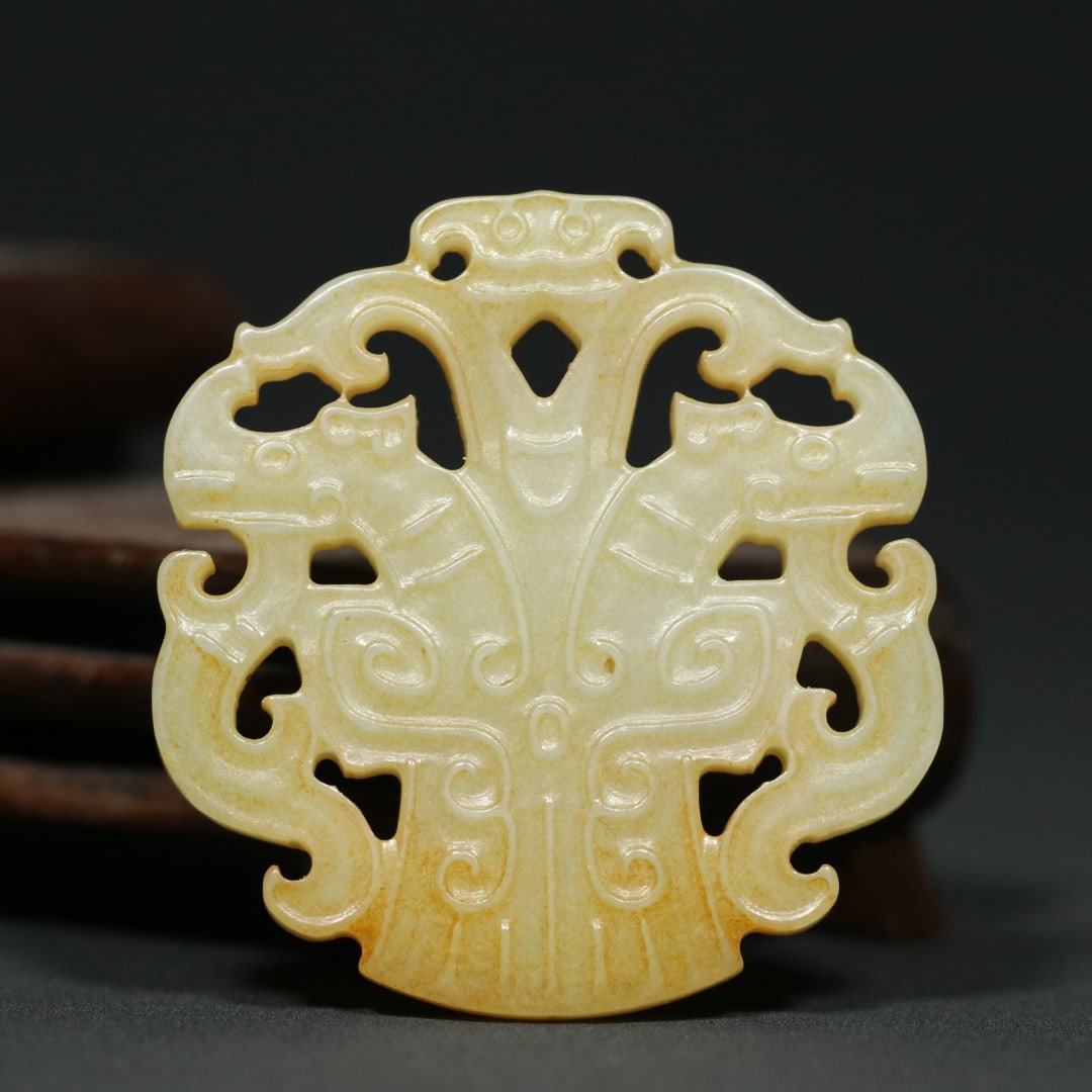 An Exquisite White Jade Dragon Pattern Pendant (1 of 15)