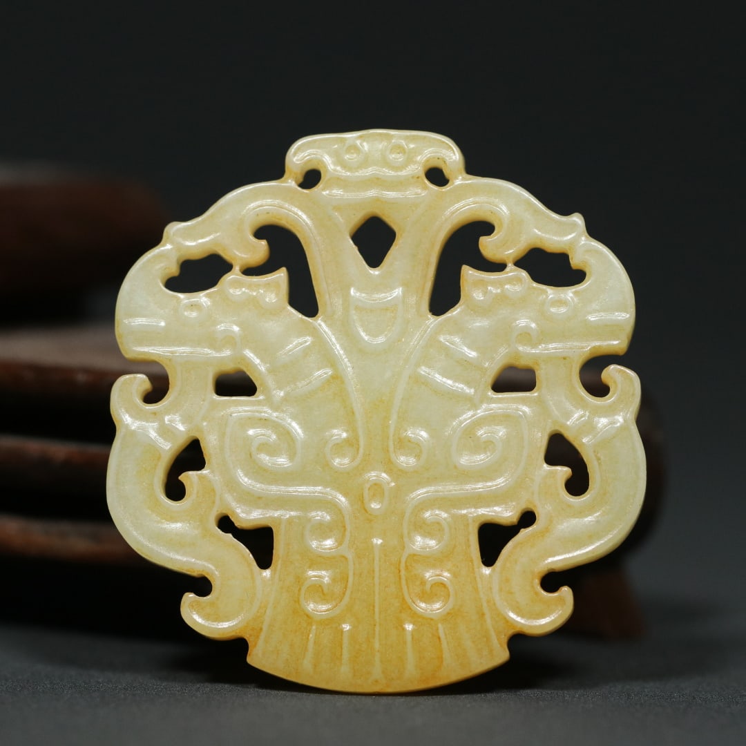 An Exquisite White Jade Dragon Pattern Pendant - 2