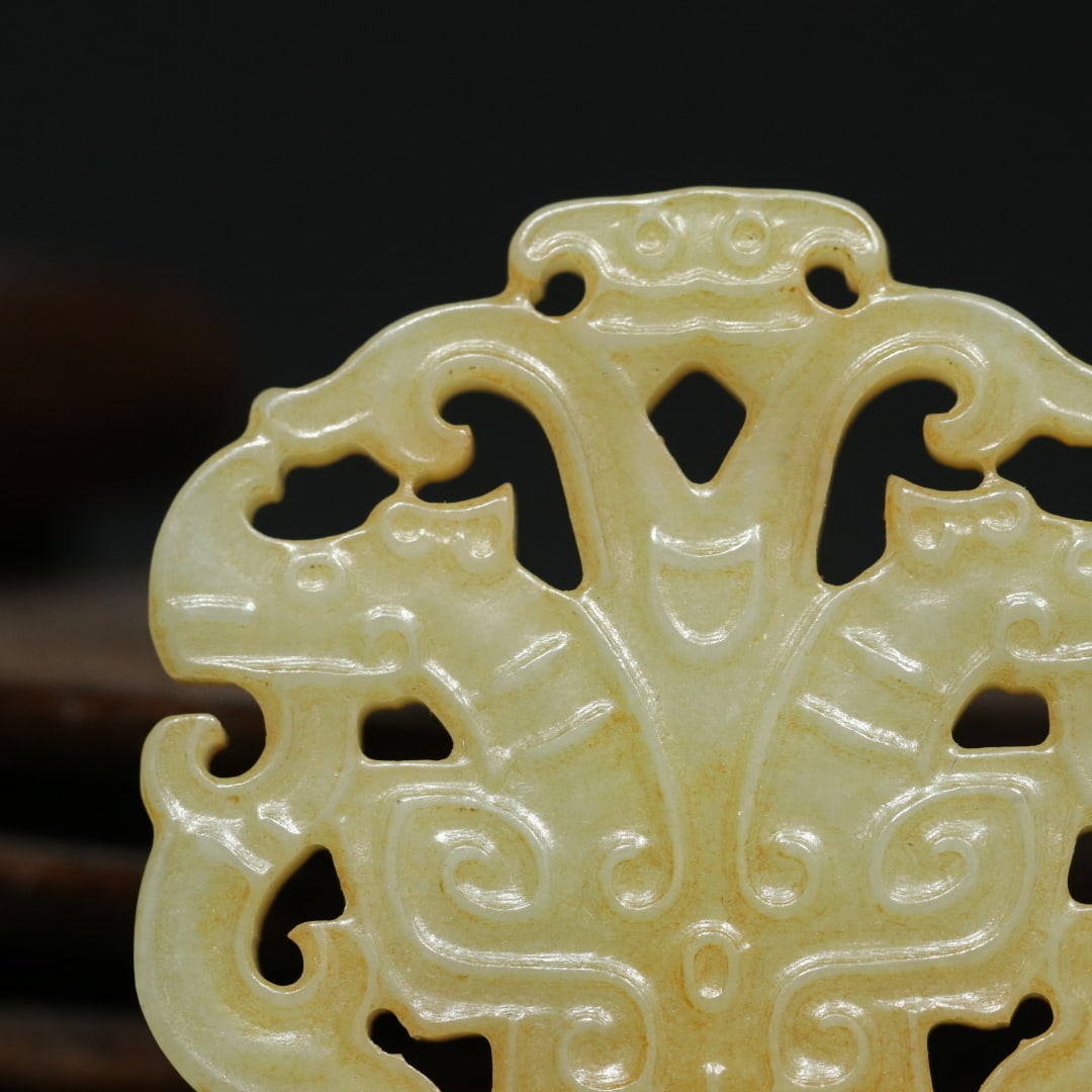 An Exquisite White Jade Dragon Pattern Pendant - 4