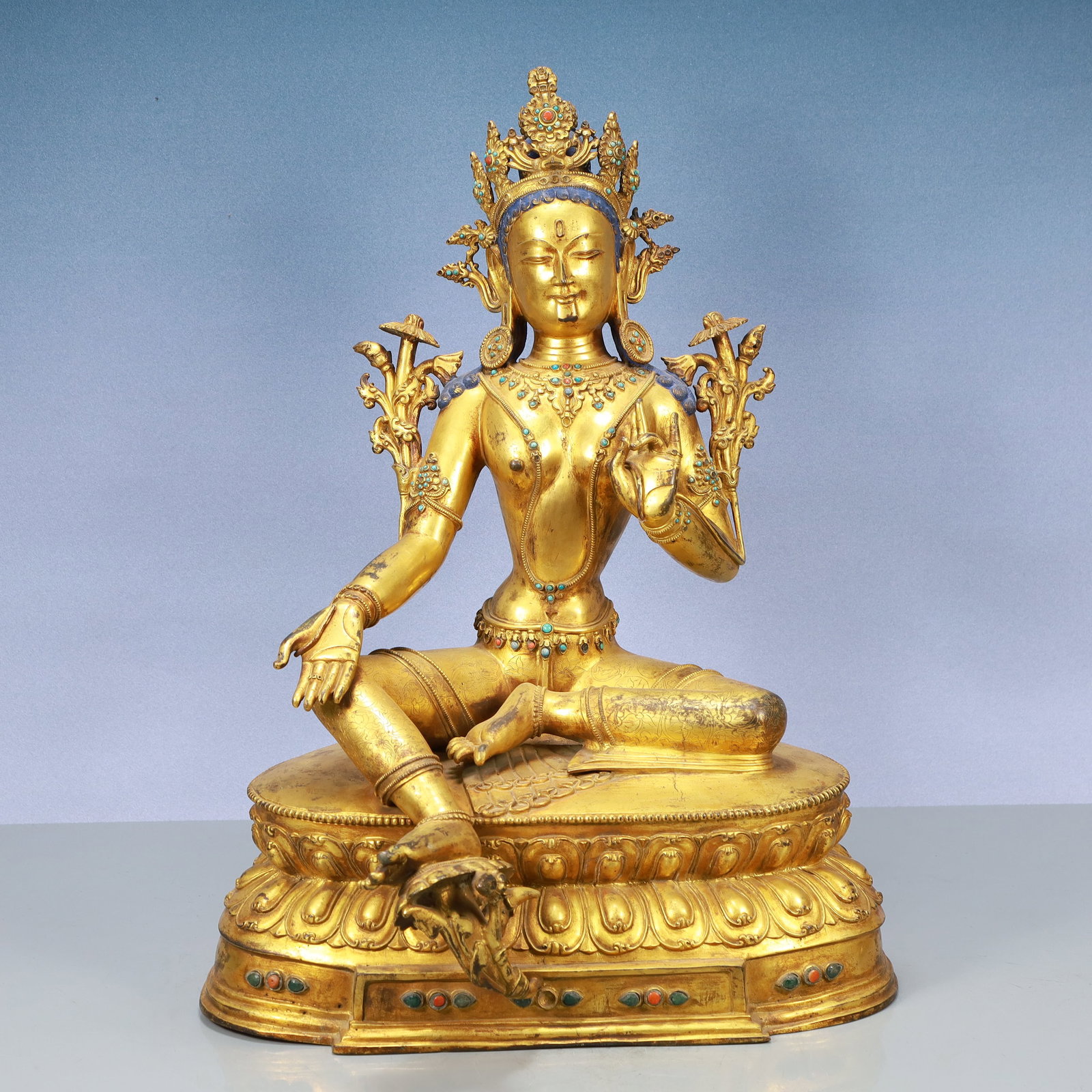 A Exquisite Gilt Bronze Statue of Avalokitesvara: A Exquisite Gilt Bronze Statue of Avalokitesvara Ming Dynasty, China Size:17.3inx11inx23.4in Weight:20150g铜鎏金观音 中国明代