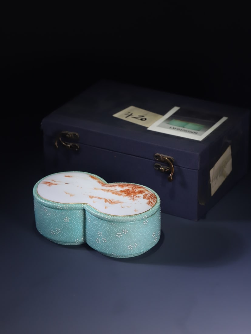 An Exquisite Turquoise Ground Famille-Rose Landscape Pattern Gourd-Shaped Box with Cover: An Exquisite Turquoise Ground Famille-Rose Landscape Pattern Gourd-Shaped Box with Cover,Qing Dynasty,China,Daoguang Four-character Mark,Size:2.4inx6.1inx3.5in松石绿地粉&