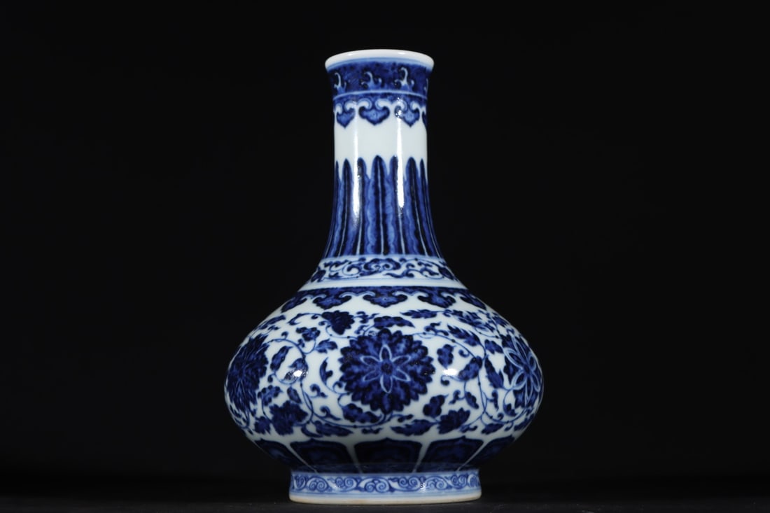 An Exquisite Blue and White Lotus Pattern Vase: An Exquisite Blue and White Lotus Pattern Vase,Qing Dynasty,China,Guangxu Six-character Mark,Size:6.3inx4.7in青花缠枝莲纹瓶,中国清代,&