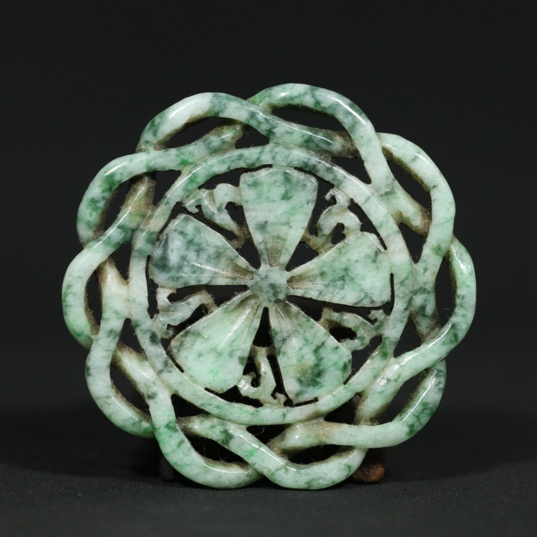An Exquisite Jadeite Flower Pendant: An Exquisite Jadeite Flower Pendant,Qing Dynasty,China,Size:2.2inx0.2in,Weight:24.2g翡翠花挂件,中国清代,Size:5.6cmx0.5cm,Weight:24.2g