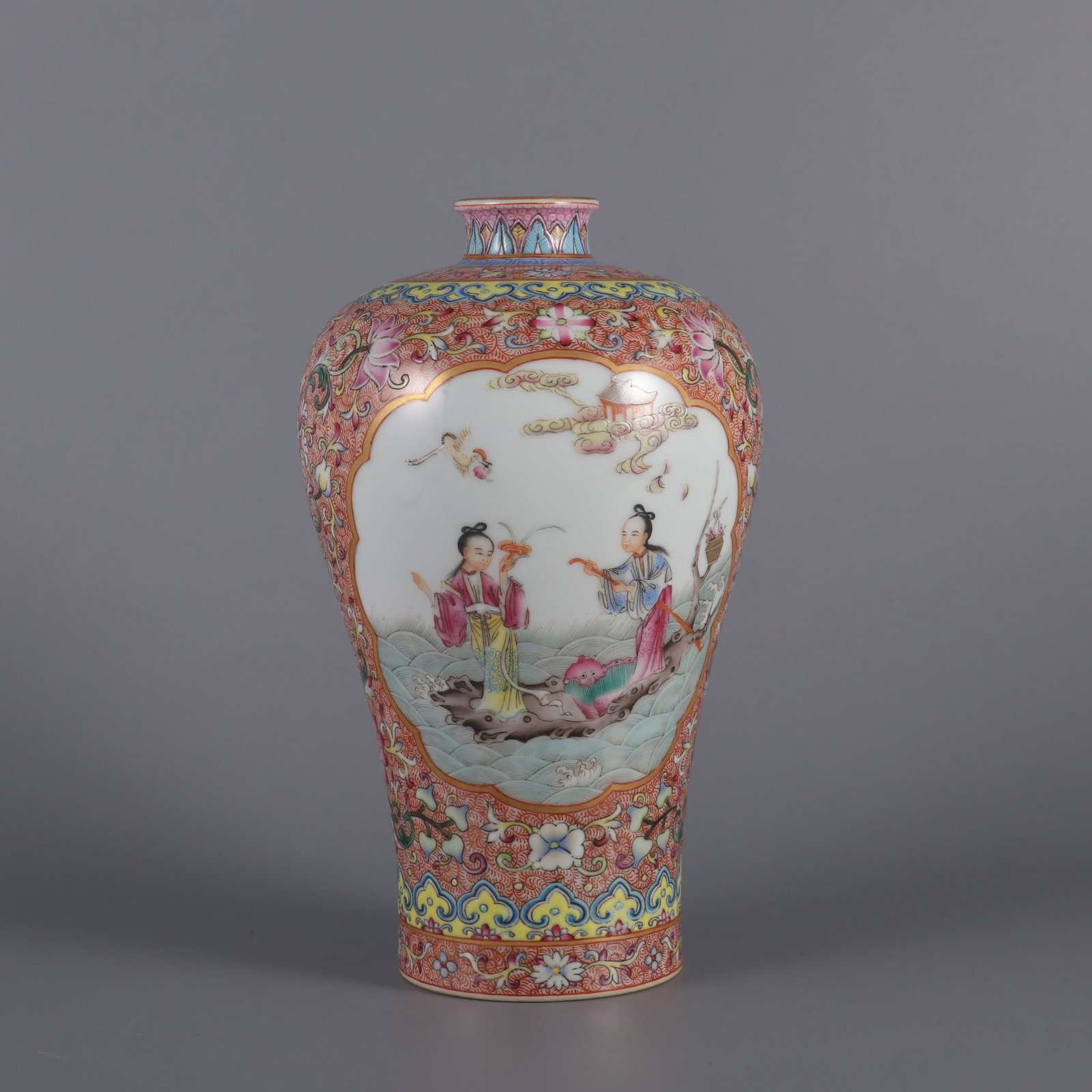 An Exquisite Famille-Rose Painted Gold Seawater and Figure Pattern Vase: An Exquisite Famille-Rose Painted Gold Seawater and Figure Pattern Vase,Qing Dynasty, China,Qianlong Six-character Mark,Size:8.1inx4.5inx1.4in粉彩描金海水人&#