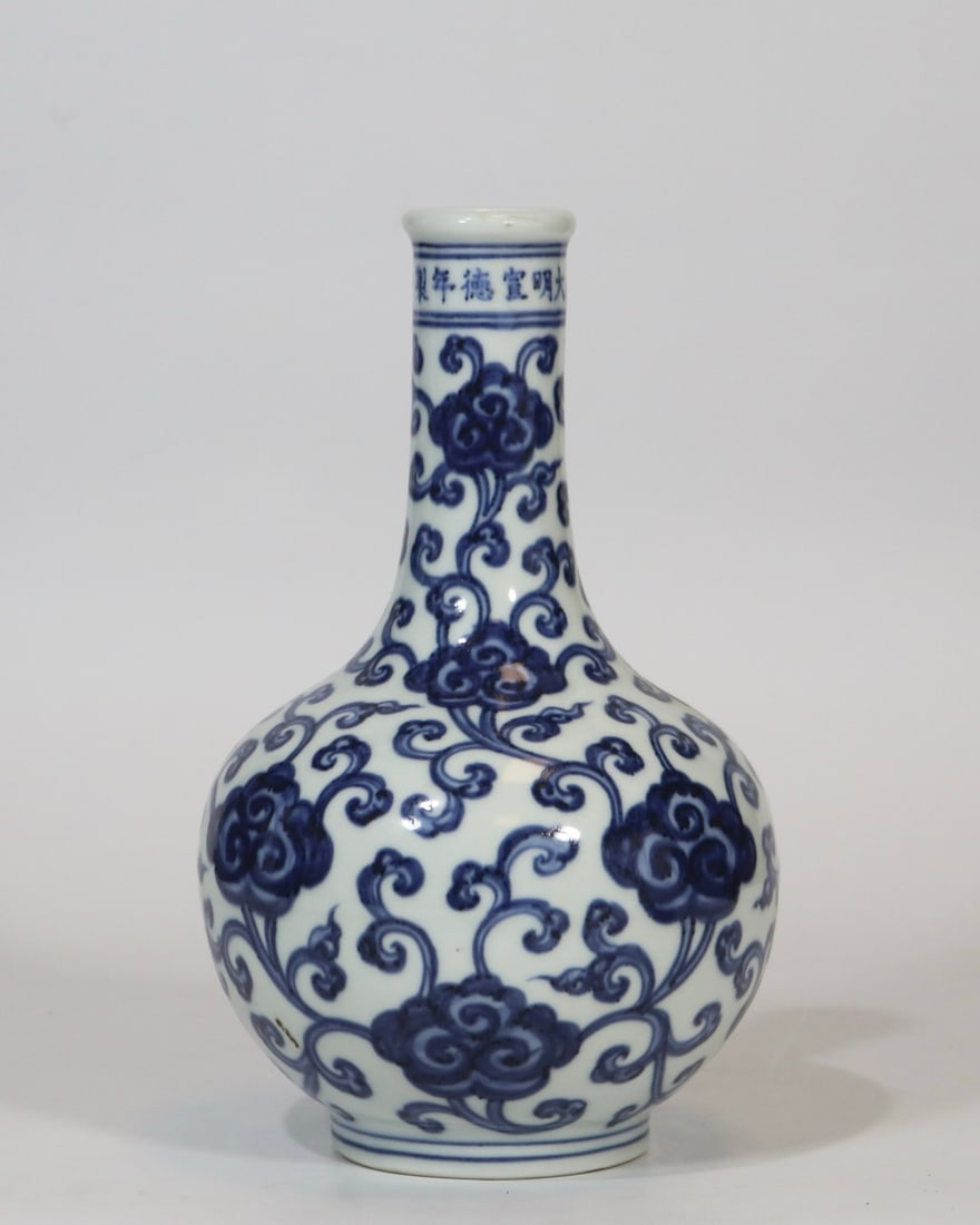 An Exquisite Blue and White Lotus Pattern Vase: An Exquisite Blue and White Lotus Pattern Vase,Ming Dynasty, China,Xuande Six-character Mark,Size:8.9inx4.9in青花缠枝莲纹瓶,中国明代,&