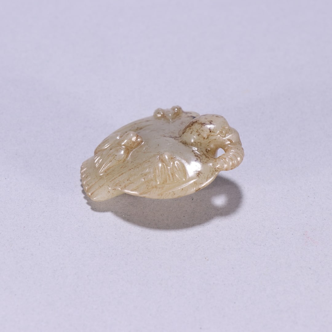 An Exquisite White Jade Bird Ornament: An Exquisite White Jade Bird Ornament,Qing Dynasty,China,Size:0.7inx1.8inx1.6in,Weight:55.1g白玉鸟摆件,中国清代,Size:1.7cmx4.6cmx4cm,Weight:55.1g