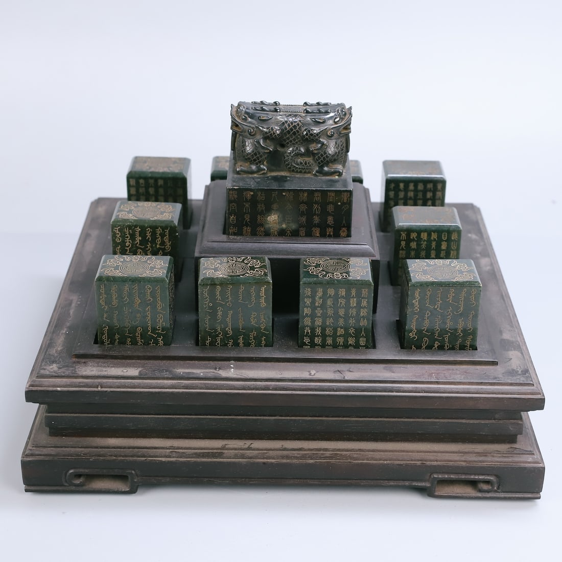 A Set of Fine Greenish Jade Painted Gold Bats and Peach Pattern Dragon-Shaped Seals,With Poem: A Set of Fine Greenish Jade Painted Gold Bats and Peach Pattern Dragon-Shaped Seals,With Poem,Qing Dynasty,China,Size:(Box)10.2inx12.2inx11in,(Small)2.4inx1.6in,(Large)3.5inx3.5in,Weight:9015g一