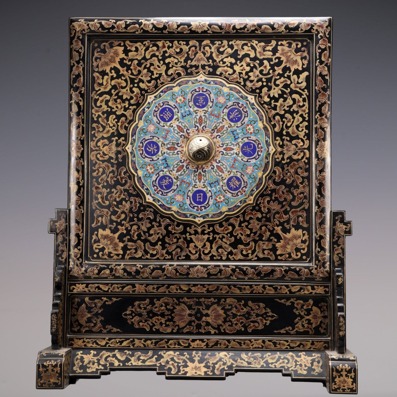 A Exquisite Carved Red Lacquer Inlaid Cloisonne Landscape and Figure Pattern Screen: A Exquisite Carved Red Lacquer Inlaid Cloisonne Landscape and Figure Pattern Screen Qing Dynasty, China Qianlong Six-character Mark Size:20.5inx6.5inx25in Weight:4850g漆器嵌景&